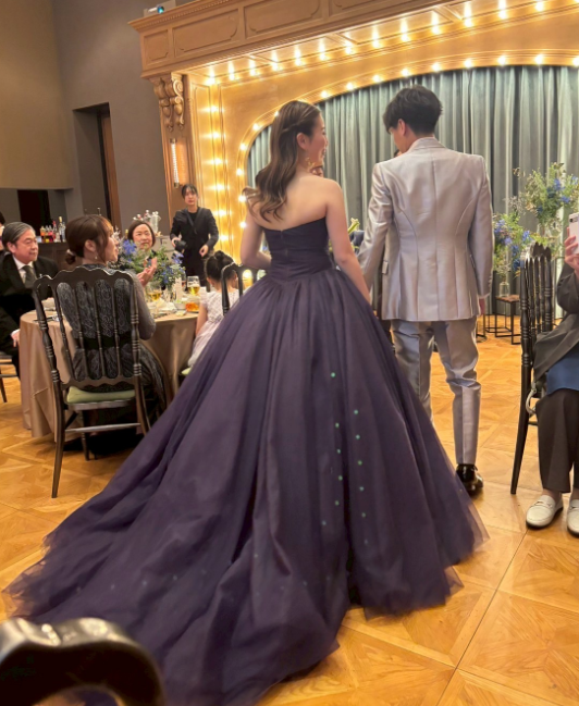 実例写真！カラードレス ネイビー ベアトップ プリンセスライン シアーな美しさ チュールスカート 二次会 披露宴