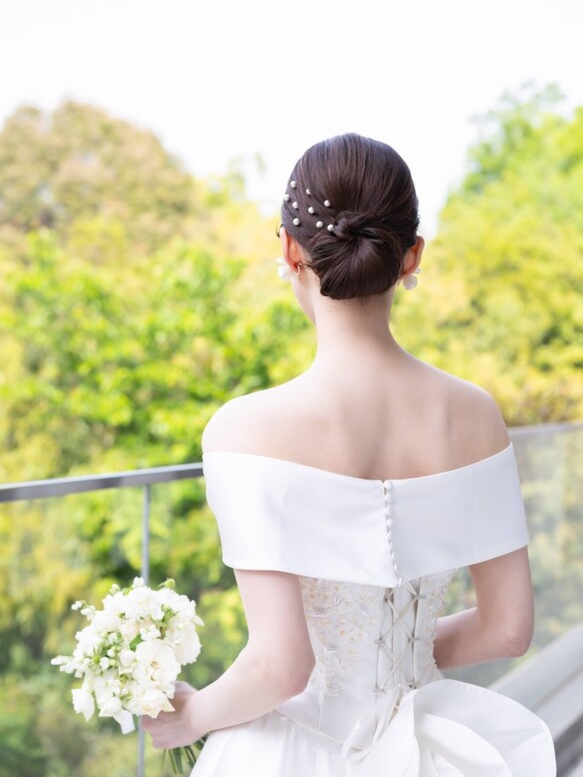 実例写真！取り外しオフショルダー オフホワイト くるみボタン 光沢サテン 色直し 結婚式 前撮り