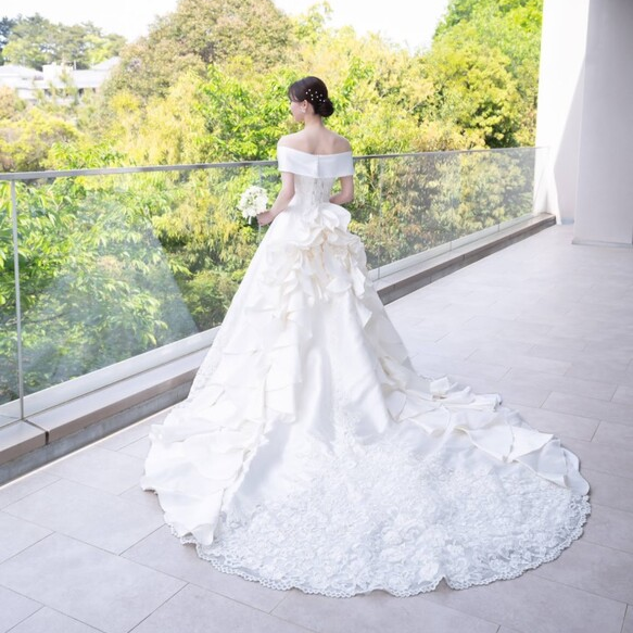 実例写真！取り外しオフショルダー オフホワイト くるみボタン 光沢サテン 色直し 結婚式 前撮り