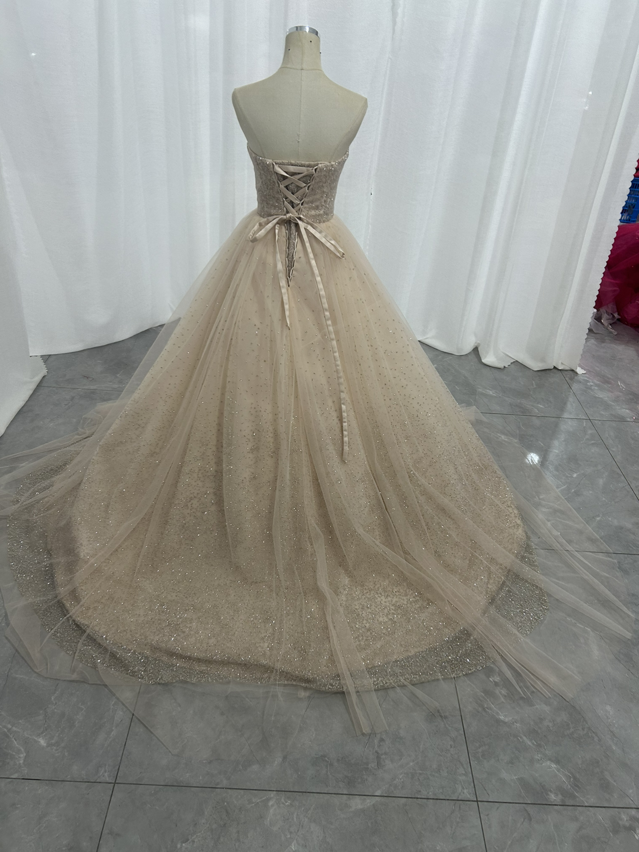 カラードレス 薄シャンパン色 ベアトップ ビジュー シークインチュール 花嫁 抜群におしゃれ度が際立つ