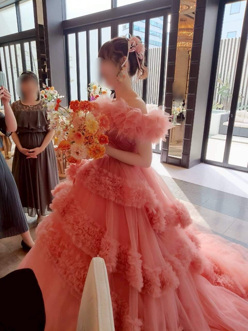 実例写真！美品！カラードレス オフショルダー ローズピンク ラッフルフリル デザイン感 ロングトレーン 花嫁