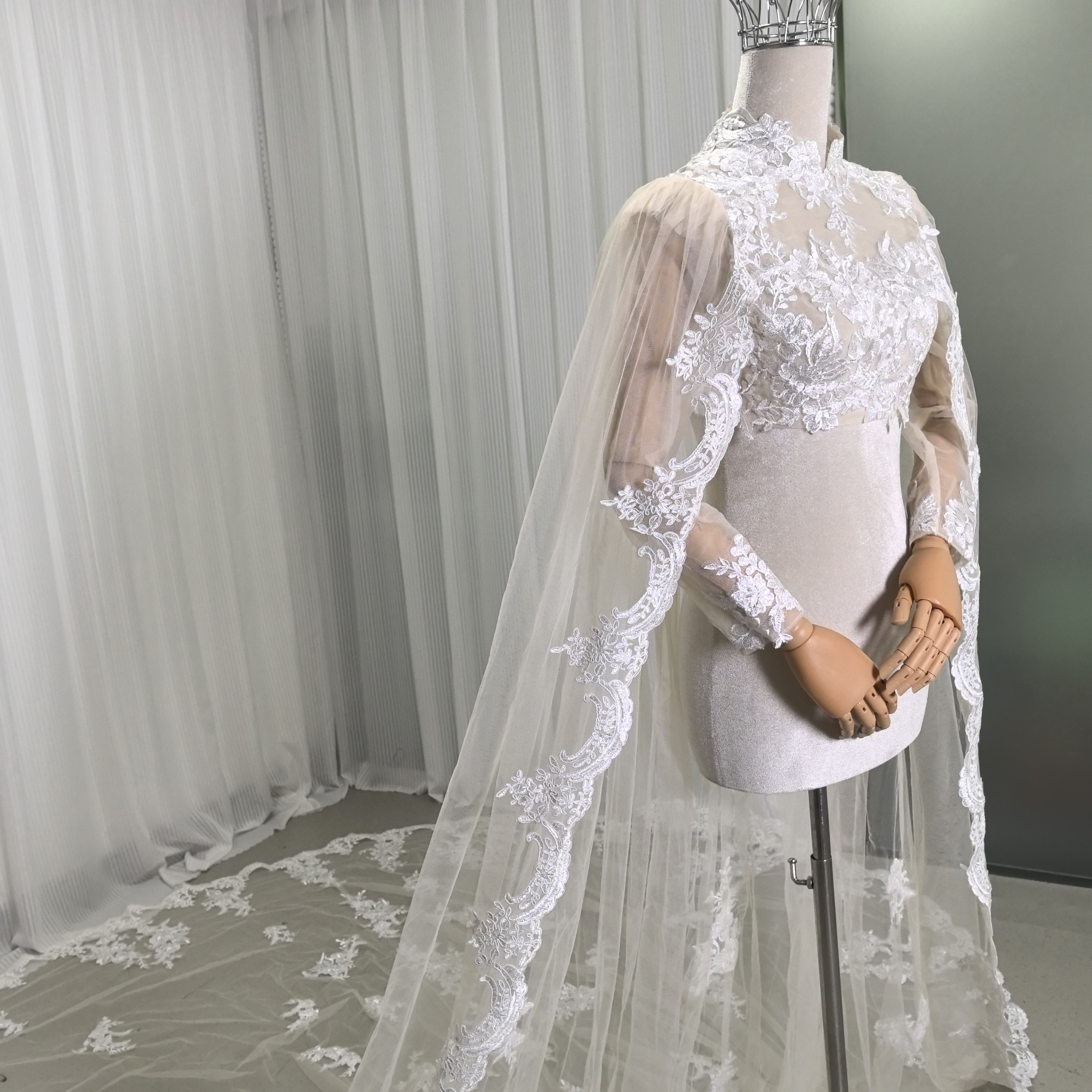 ウェディングドレス マント アイボリー 花柄のモチーフ刺繍が美しく 華やかなトレーン 抜群のおしゃれ見え