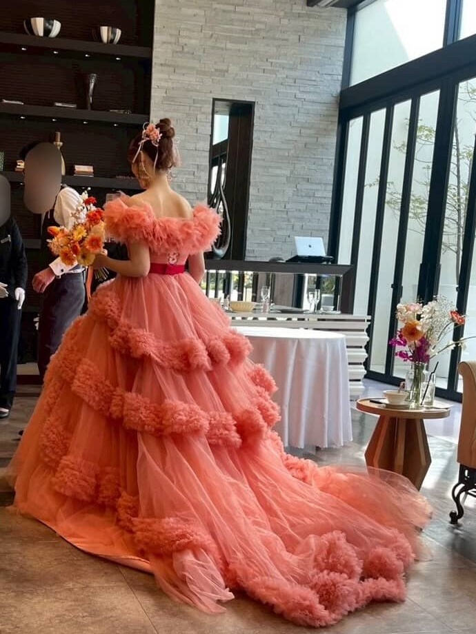 実例写真！美品！カラードレス オフショルダー ローズピンク ラッフルフリル デザイン感 ロングトレーン 花嫁