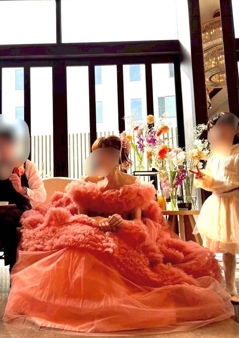 実例写真！美品！カラードレス オフショルダー ローズピンク ラッフルフリル デザイン感 ロングトレーン 花嫁