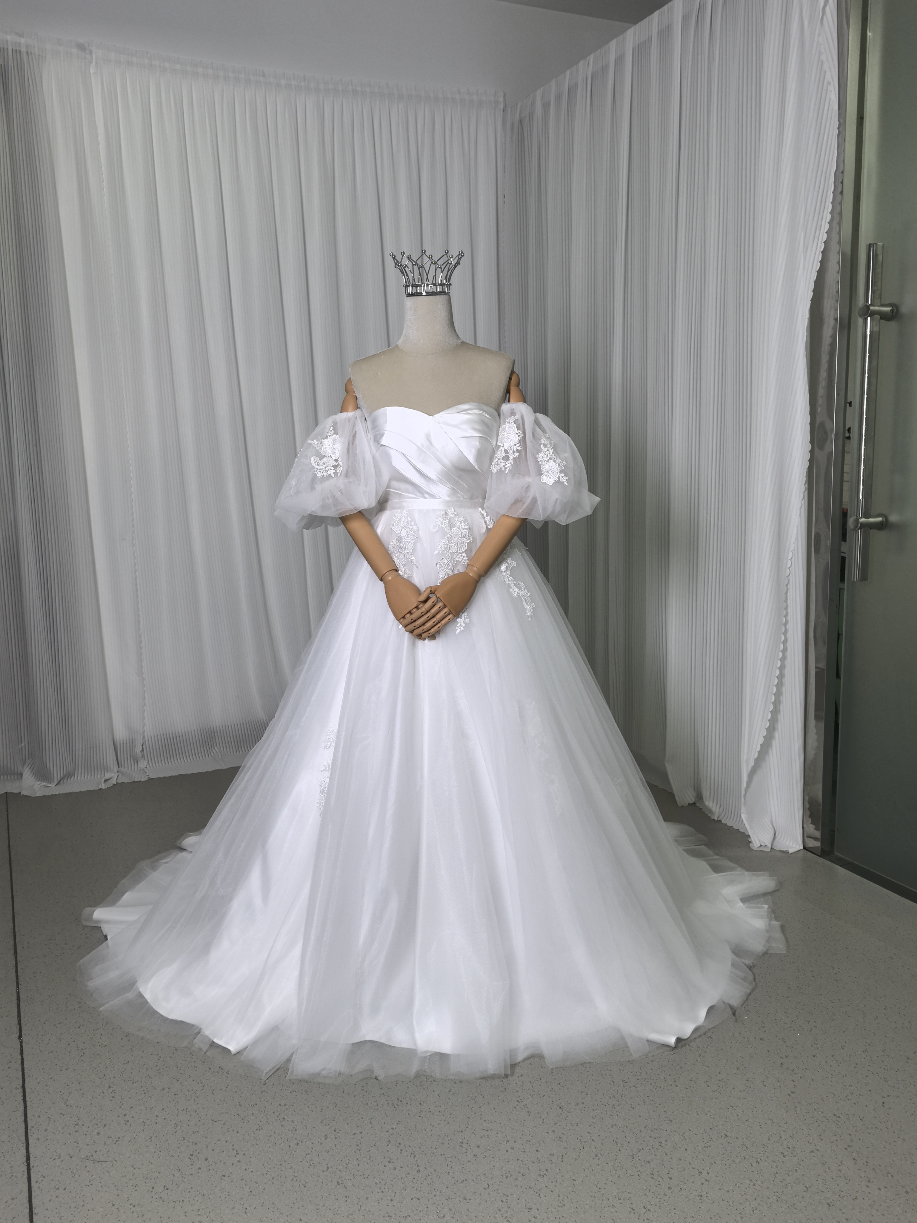 人気上昇！2ways ウェディングドレス オーバースカート パフスリーブ 繊細レース 結婚式 前撮り