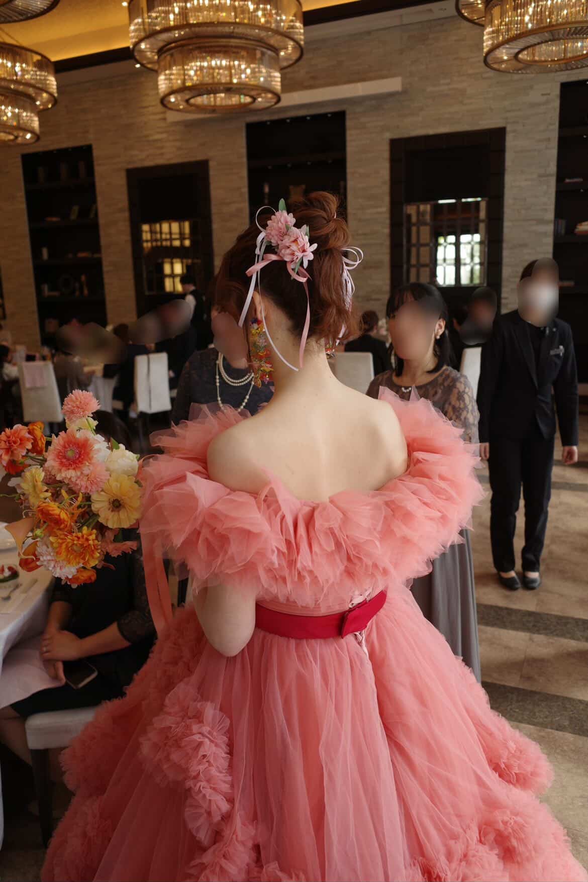 実例写真！美品！カラードレス オフショルダー ローズピンク ラッフルフリル デザイン感 ロングトレーン 花嫁