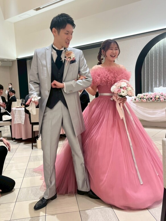 実例写真！オフショルダーのみ くすみピンク　ふわふわ　もこもこ ドレスアレンジ 披露宴 花嫁