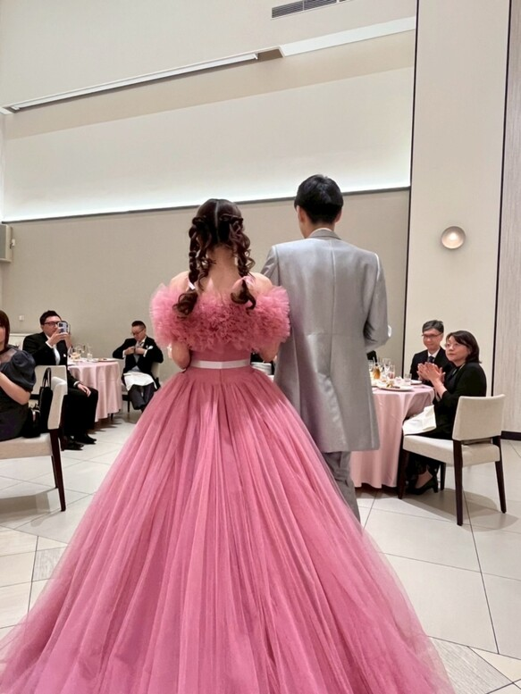 実例写真！オフショルダーのみ くすみピンク　ふわふわ　もこもこ ドレスアレンジ 披露宴 花嫁