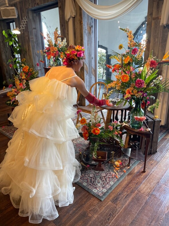 実例写真！カラードレス 薄シャンパンの色 ロング ラッフルフリル 編み上げ 前撮り 可愛い