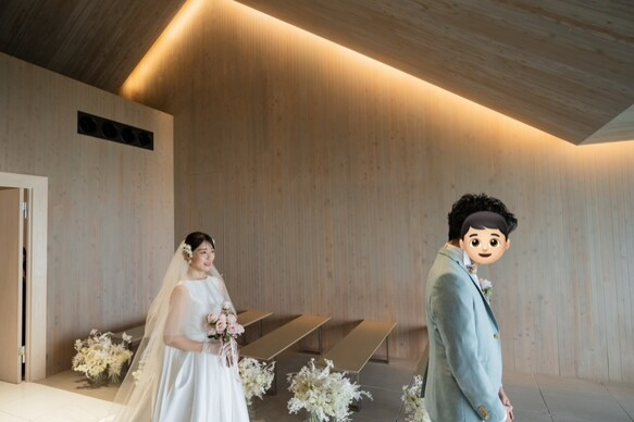 実例写真！ウェディングドレス ミカドサテン オフホワイト ラウンドネック くるみボタン 豪華なバックリボン