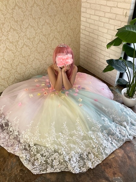 実例写真！パーティードレス レインボー ベアトップ 花モチーフ 裾に繊細レースをあしらった バックリボン 前撮り 可愛い