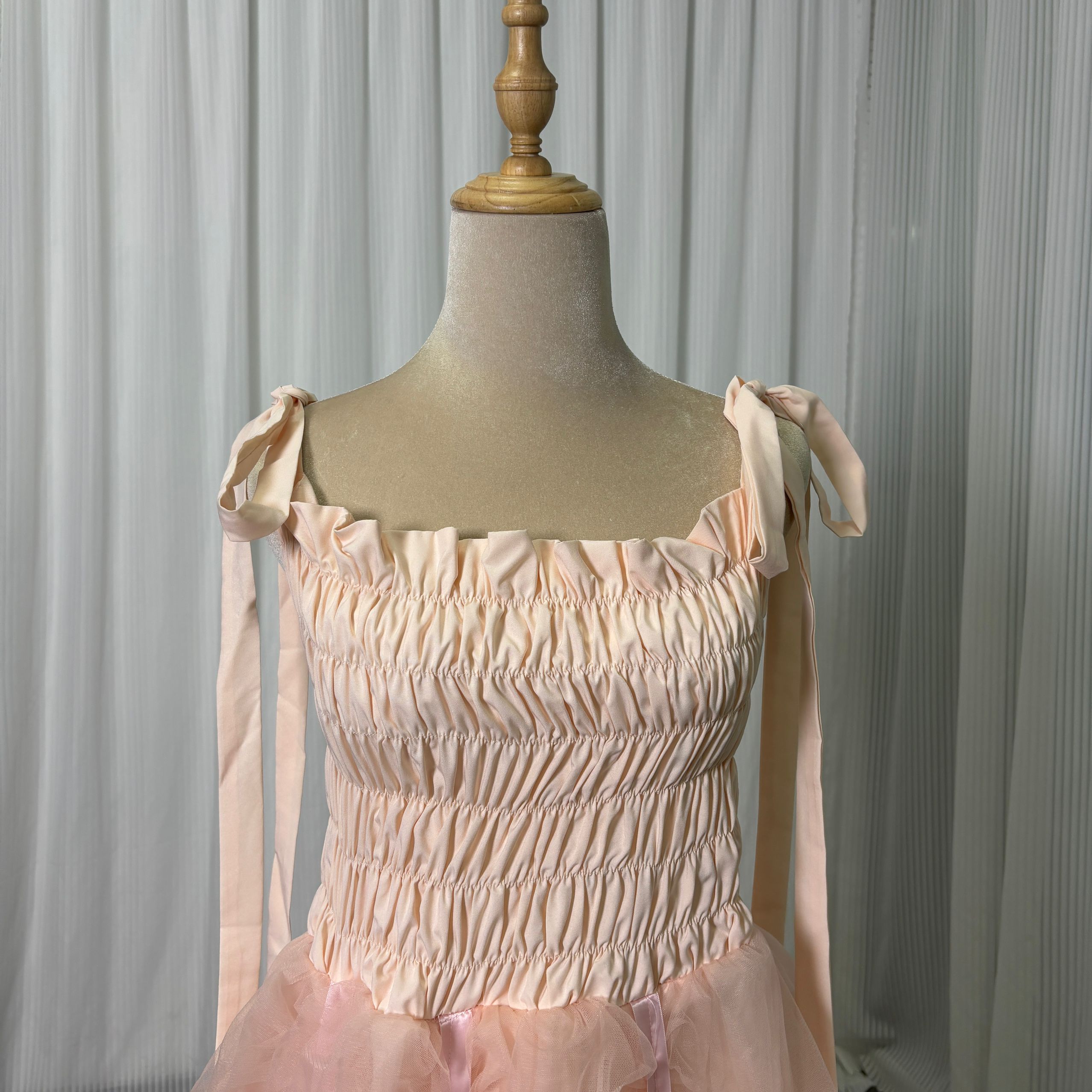 カラードレス 薄桃色 キャミソール 肩のリボン 細見えシルエット 可愛い 前撮り 二次会