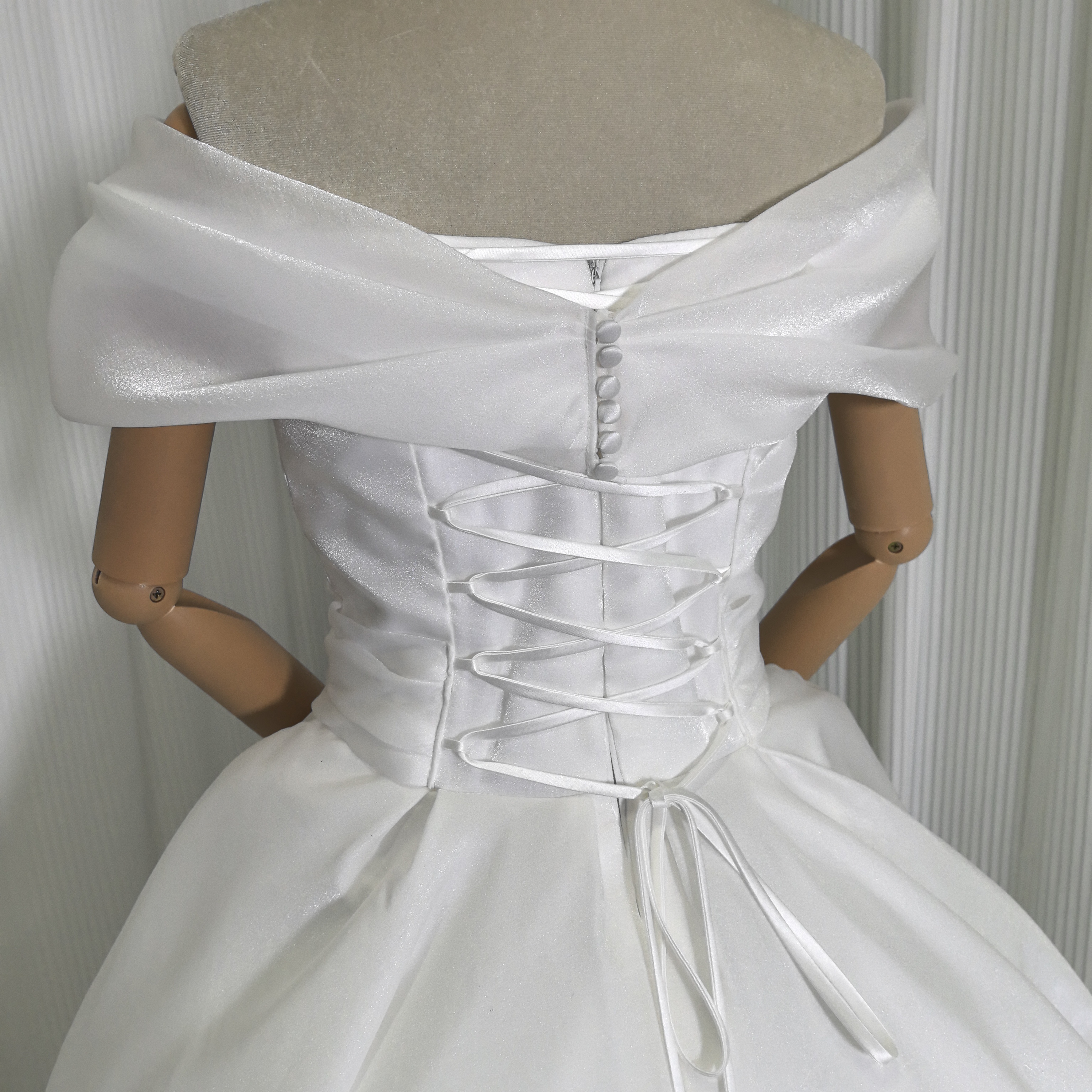 ウェディングドレス オフショルダー 編み上げ Aライン 披露宴/結婚式 エレガント ロングトレーン