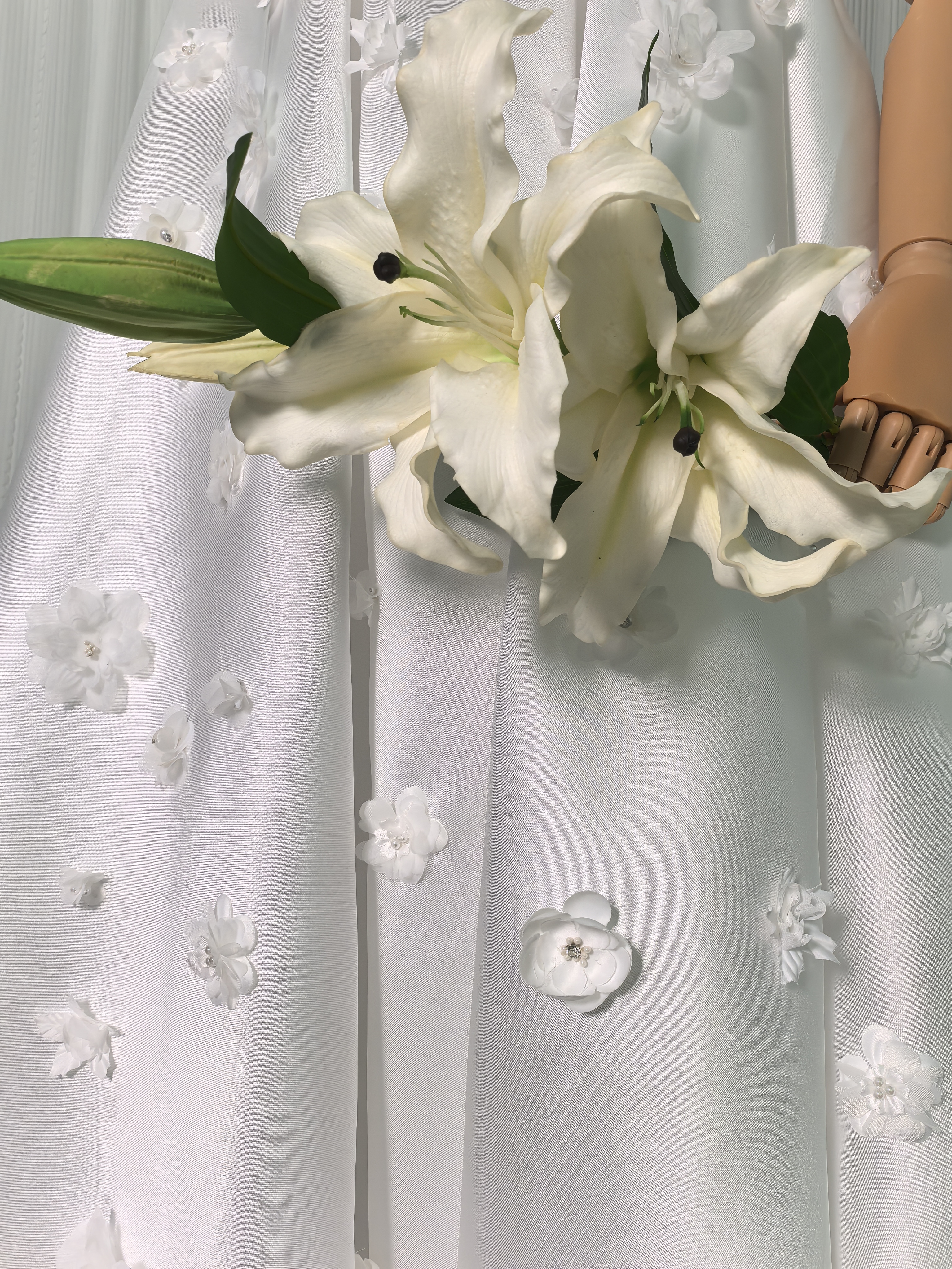ウエディングドレス ベアトップ 可愛い 光沢サテン 花モチーフ ビーズ ファスナー 結婚式/披露宴
