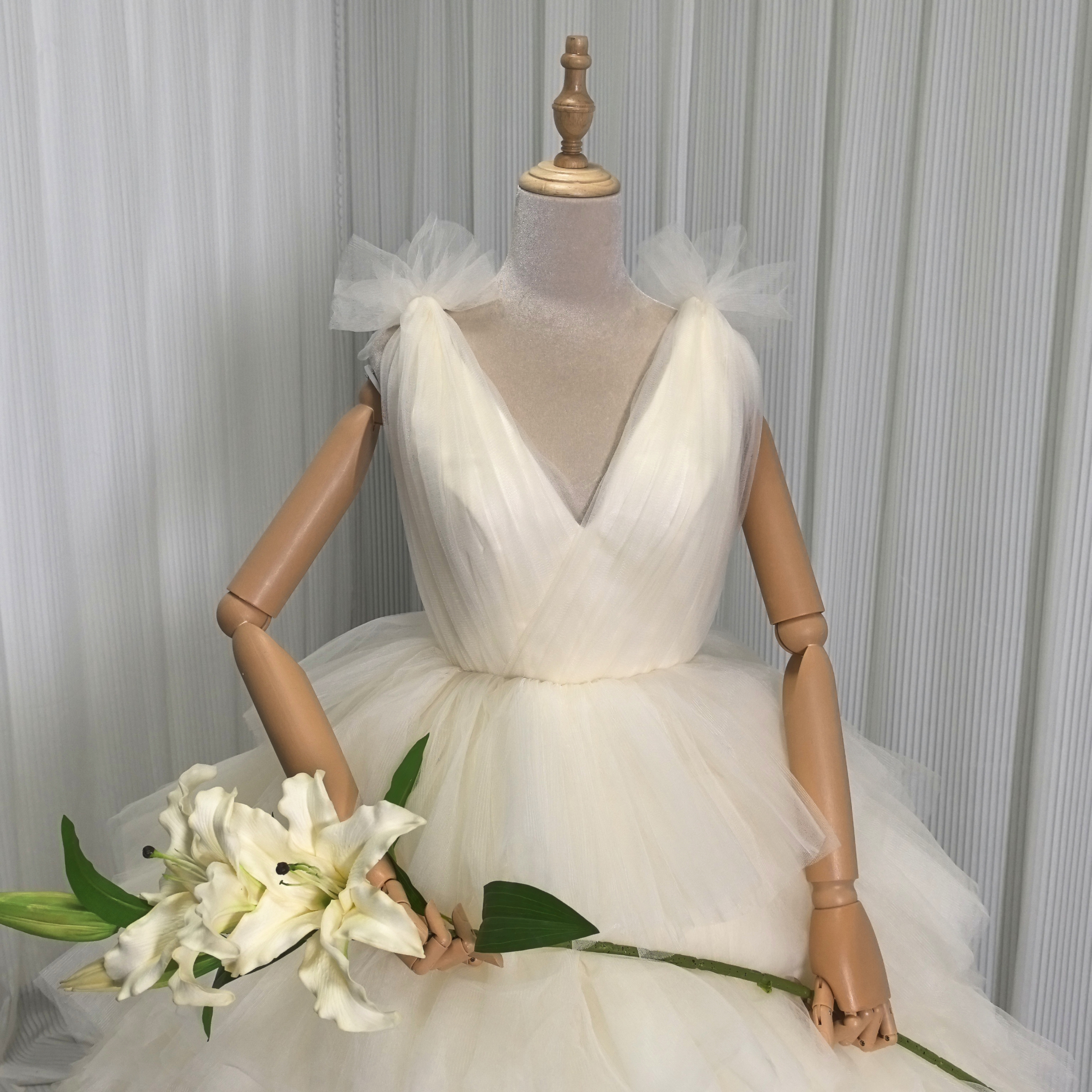ウエディングドレス パステルイエロー Vネック もこもこドレス プリンセスライン ロング 結婚式 前撮り