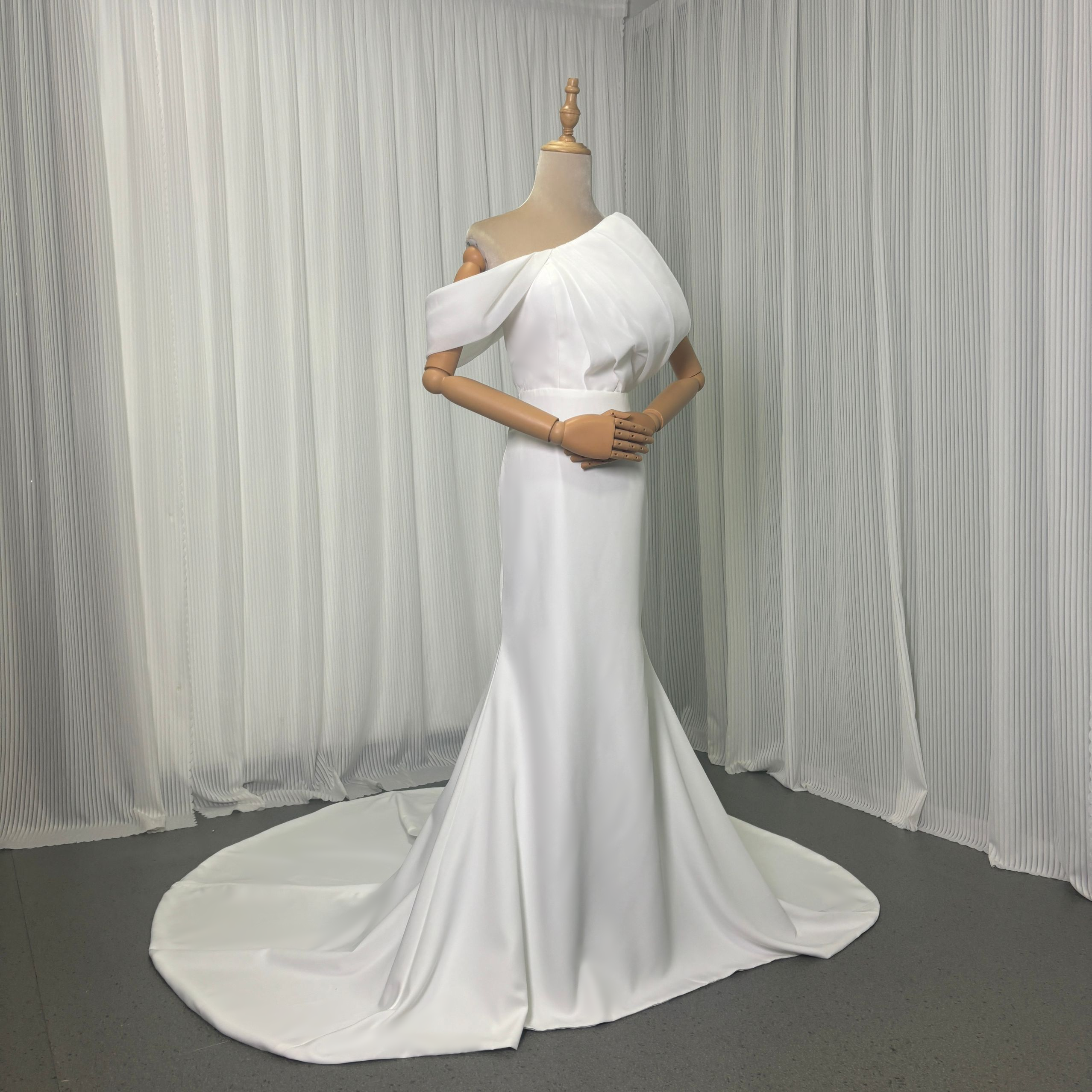 ウェディングドレス ワンショルダー オーガンジー デザイン感 クレープ生地 優雅なシルエット 披露宴