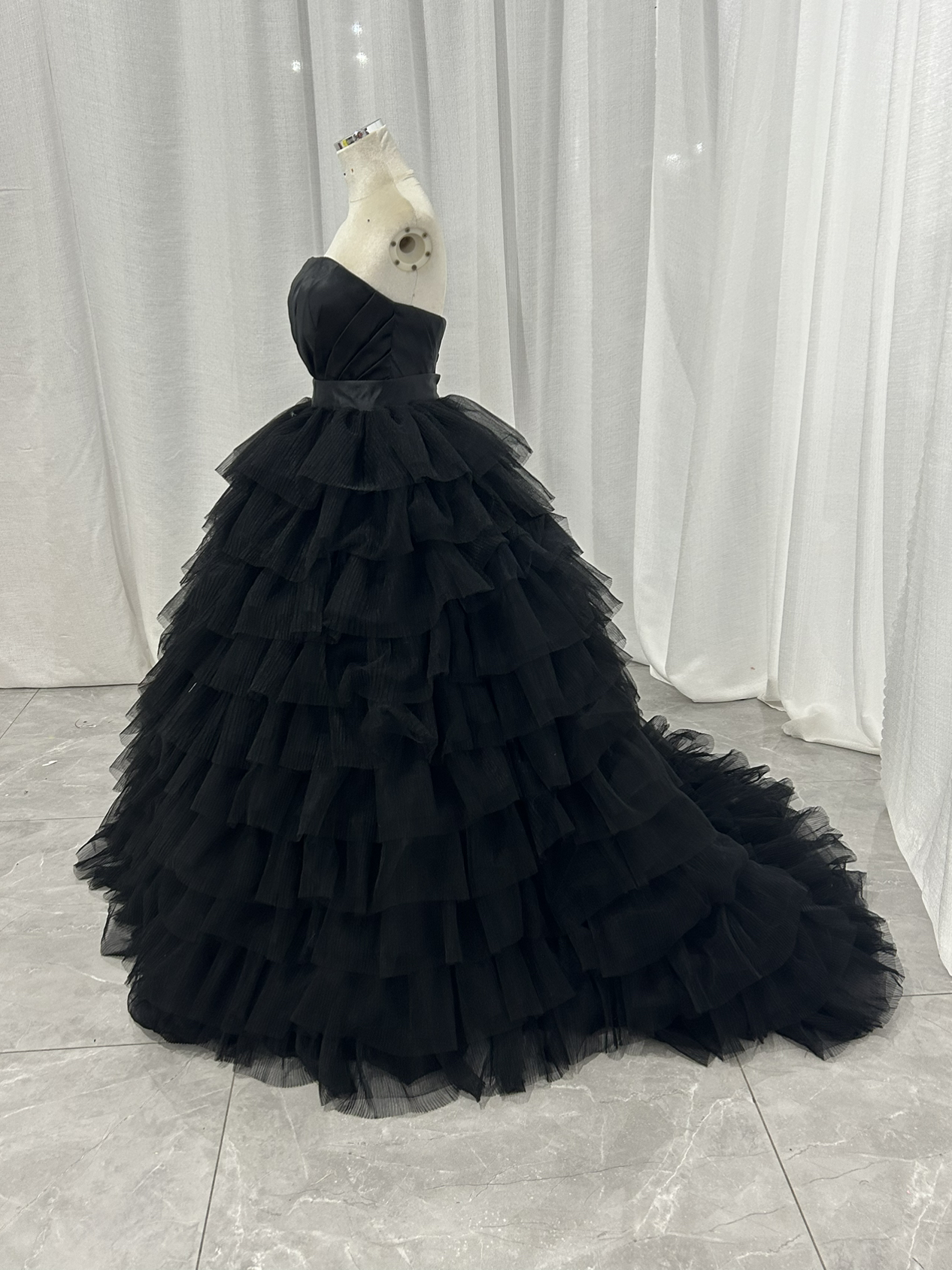 パーティードレス ブラック ベアトップ ハンドドレープ 柔らかく重ねたチュールスカート 取り外し 謝恩会 編み上げ