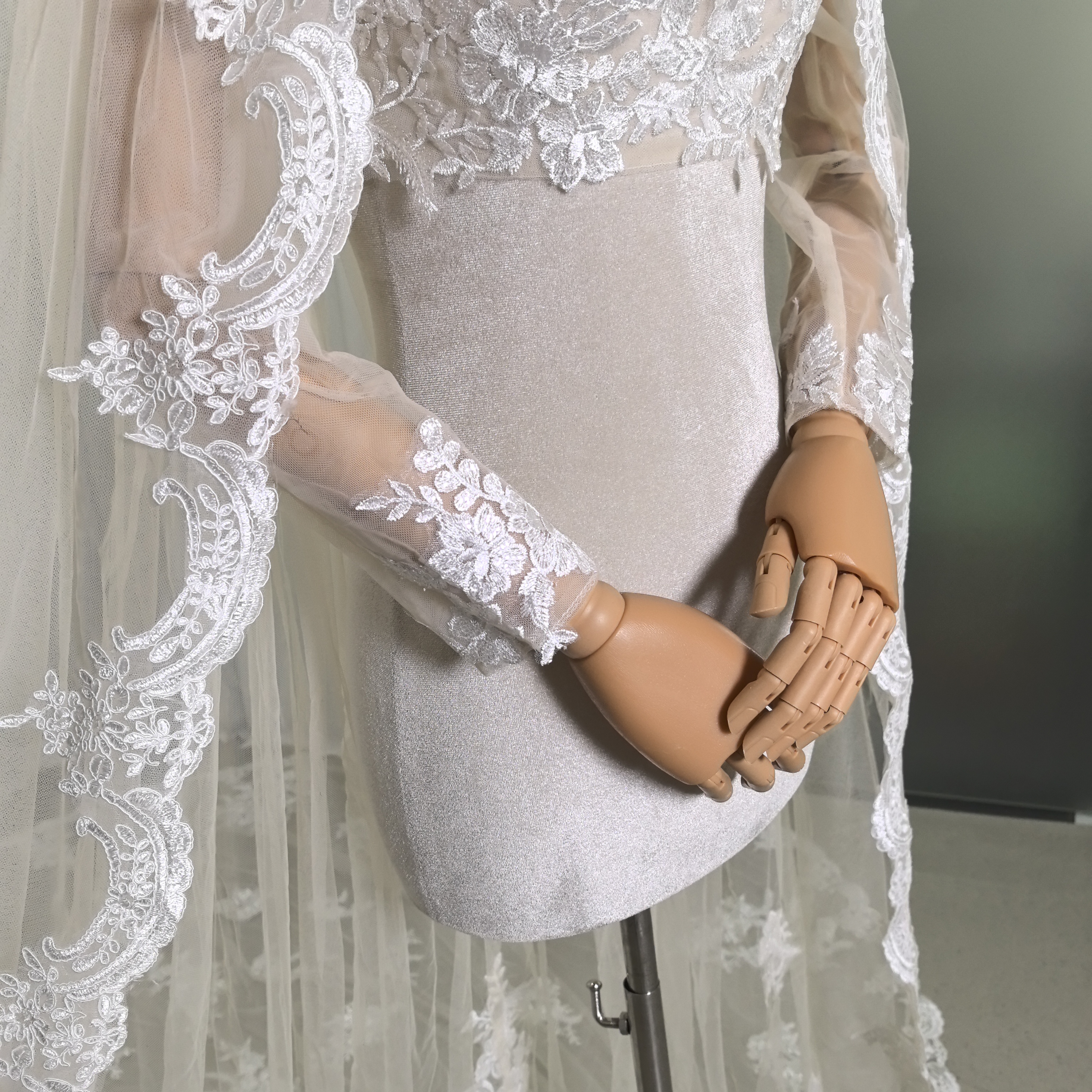 ウェディングドレス マント アイボリー 花柄のモチーフ刺繍が美しく 華やかなトレーン 抜群のおしゃれ見え