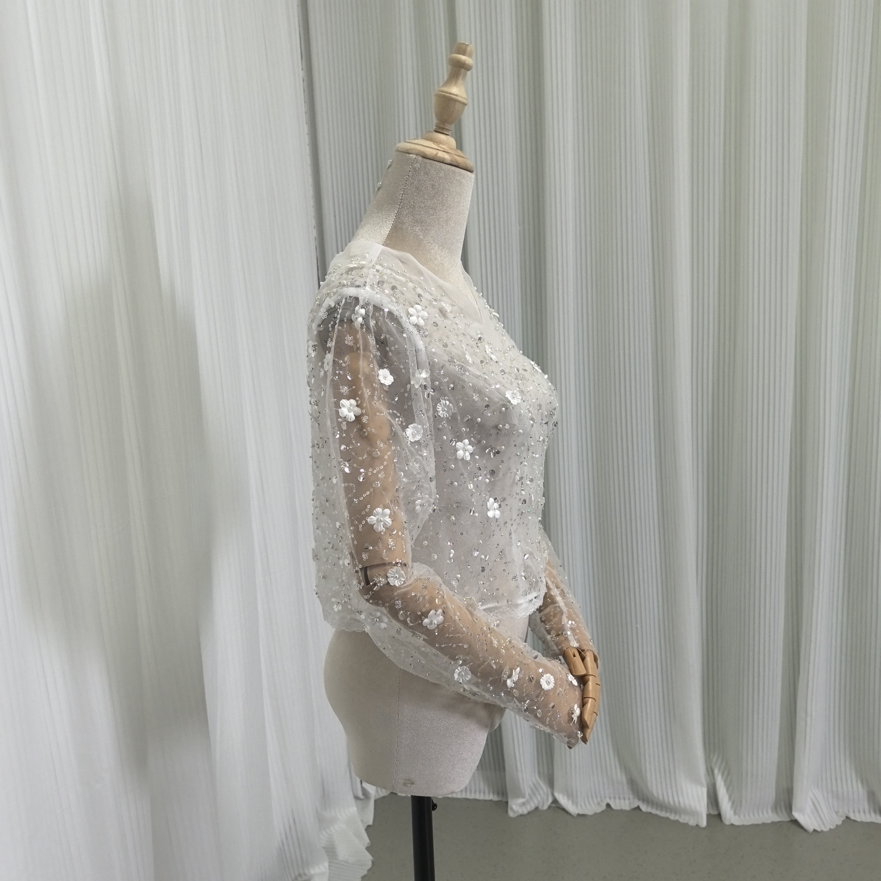 ボレロ ロングスリーブ 3D立体レース花刺繍 キラキラ光る刺繍 くるみボタン ウェディングドレス