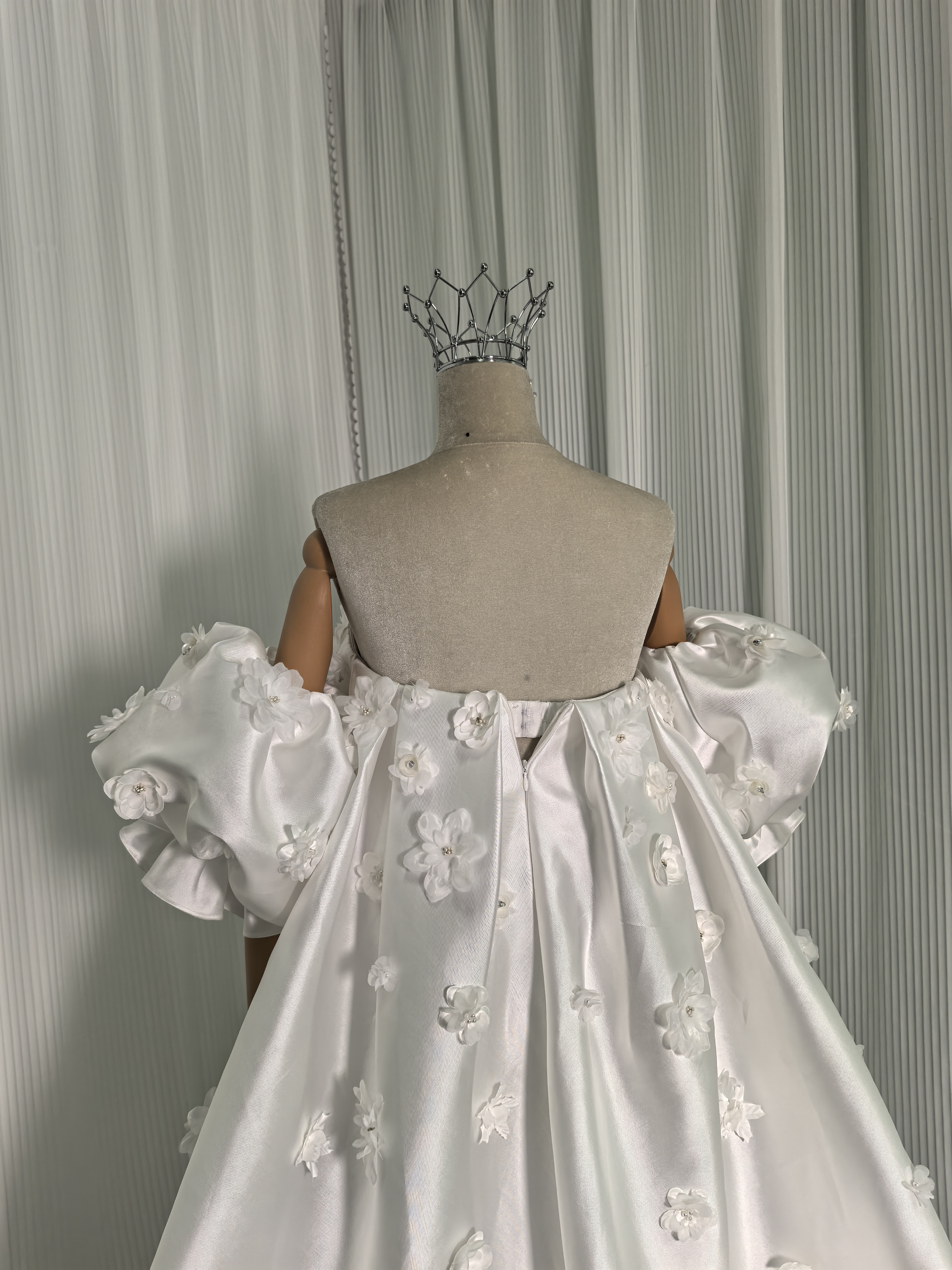 ウエディングドレス ベアトップ フリル袖 可愛い 光沢サテン 花モチーフ ビーズ ファスナー 結婚式/披露宴