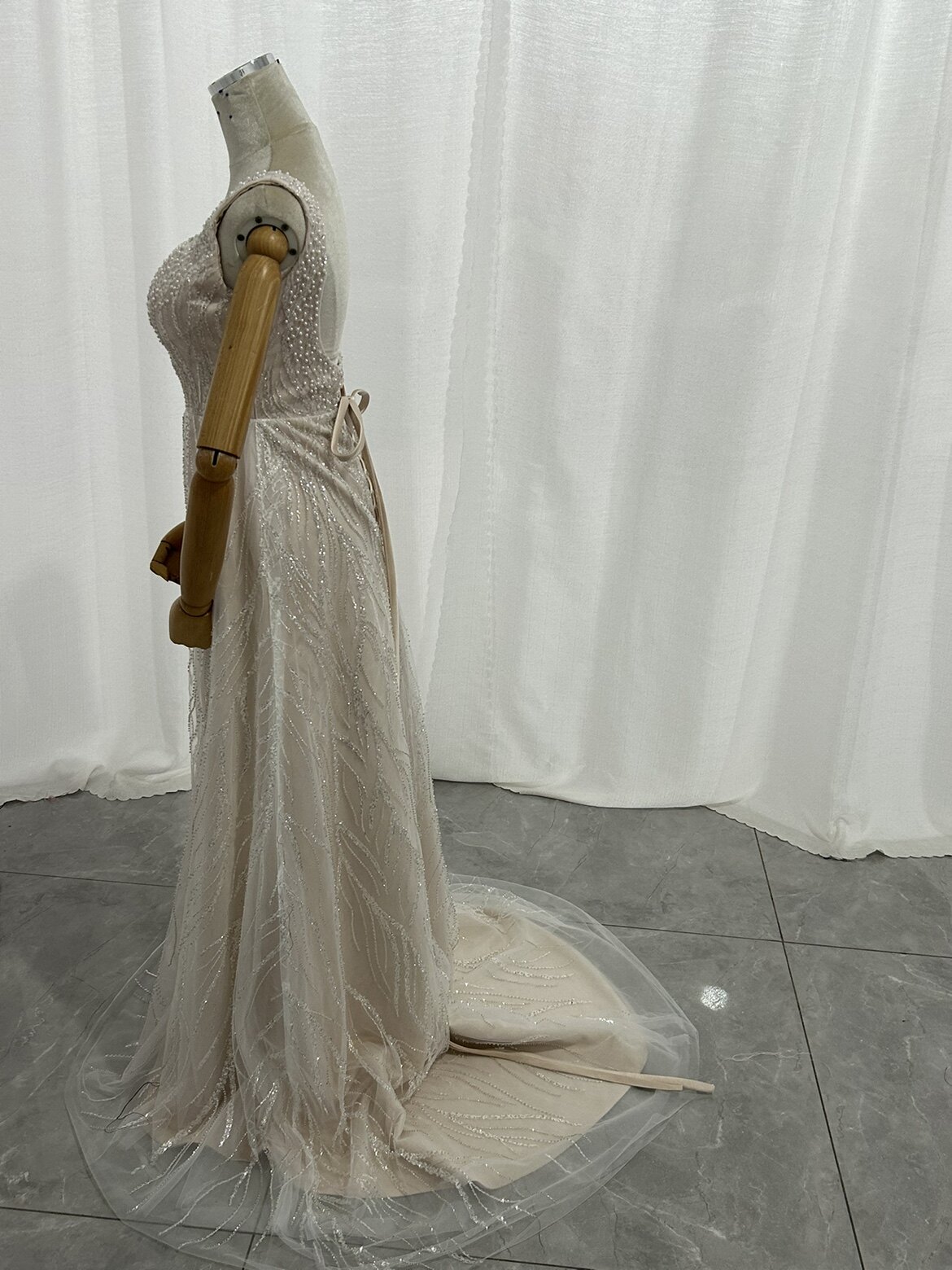 カラードレス シャンパン色 スクエアネック 背中見せ シークインチュール ミニトレーン 編み上げ 披露宴