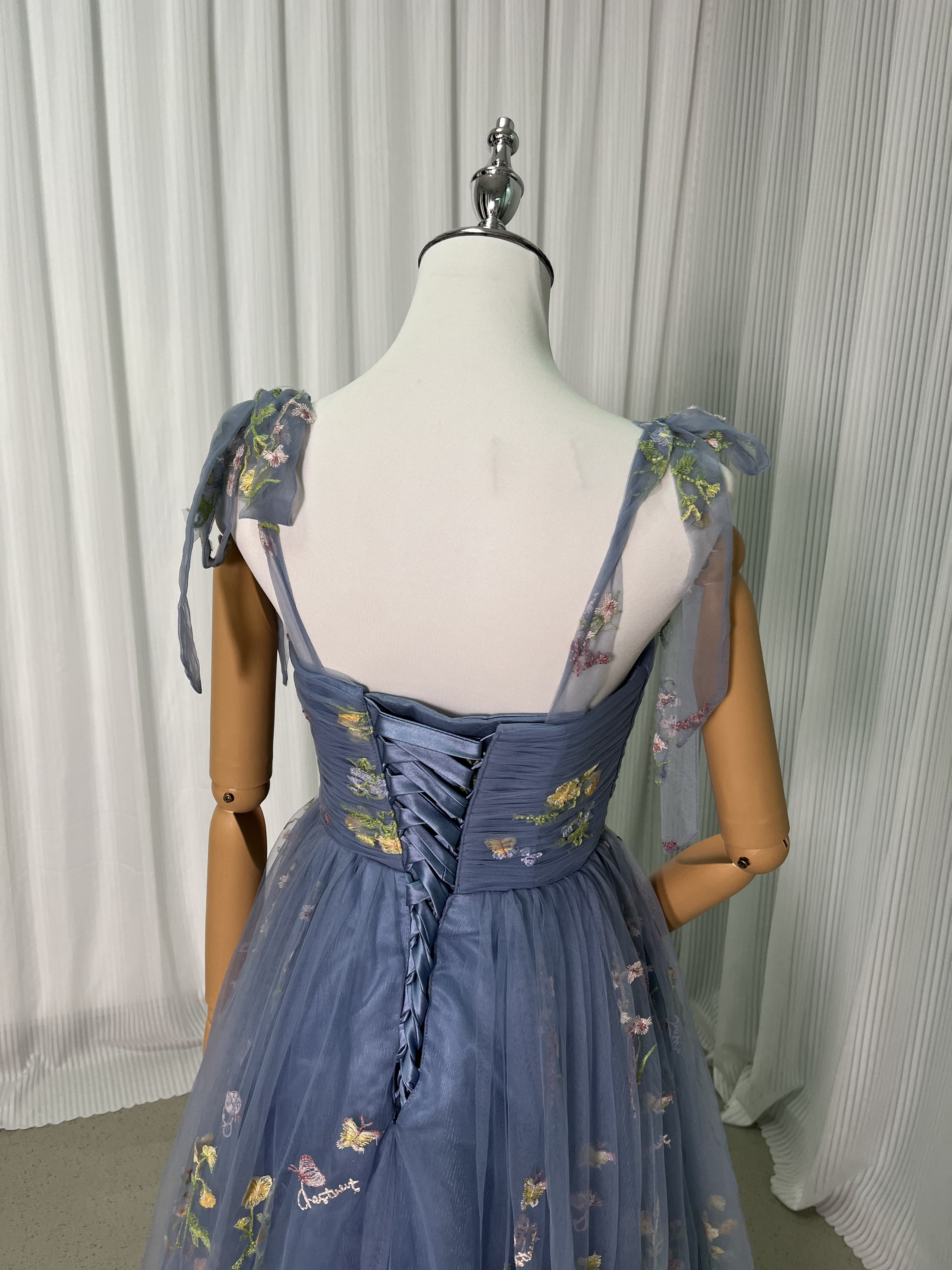 パーティードレス 可愛い 花の刺繍 キャミソール ソフトチュール ロング 編み上げ 二次会/合コン/デート