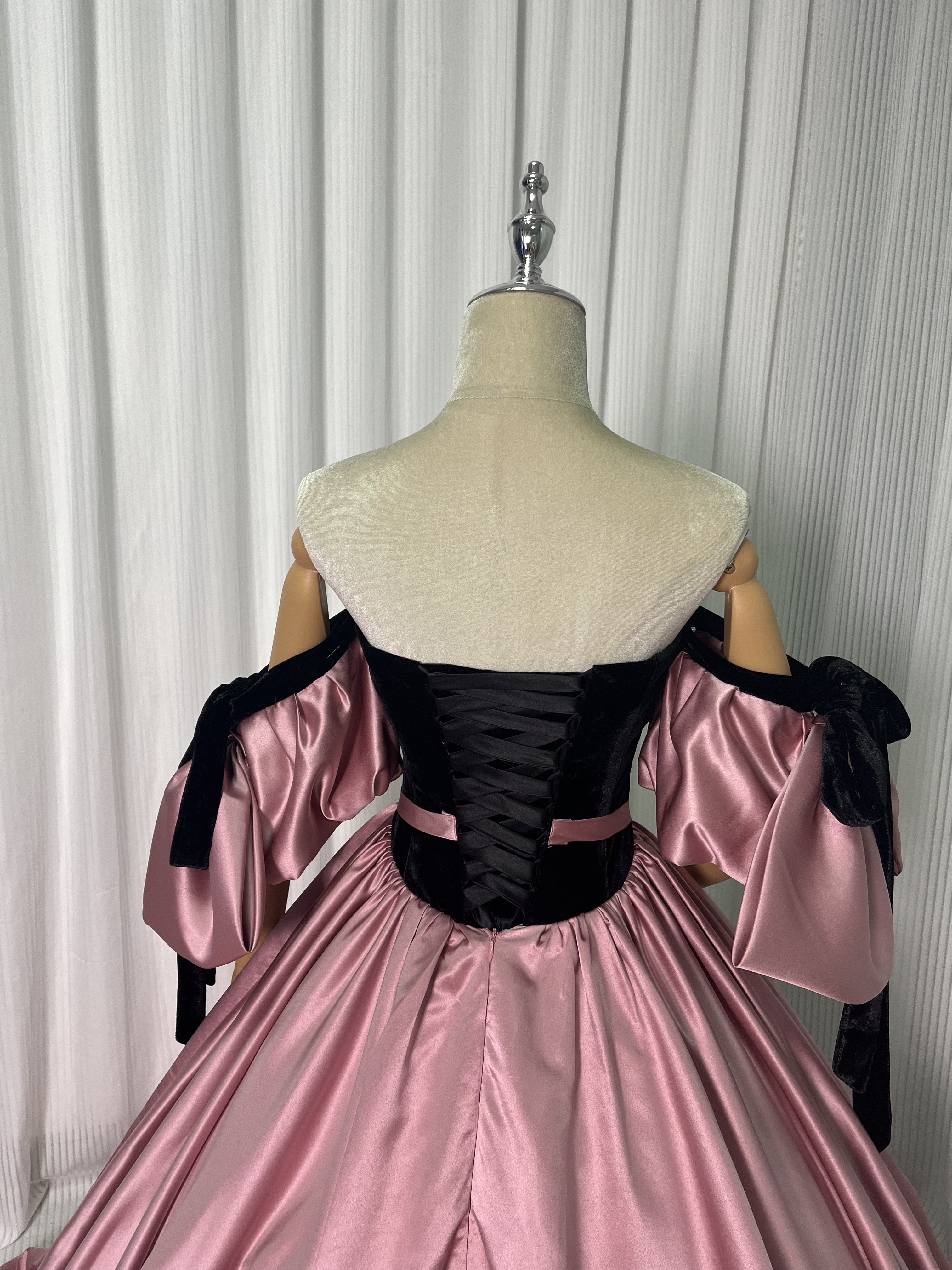 カラードレス ピンク 光沢サテン 黒 ビロード オフショルダー 編み上げ ふわふわドレス 前撮り