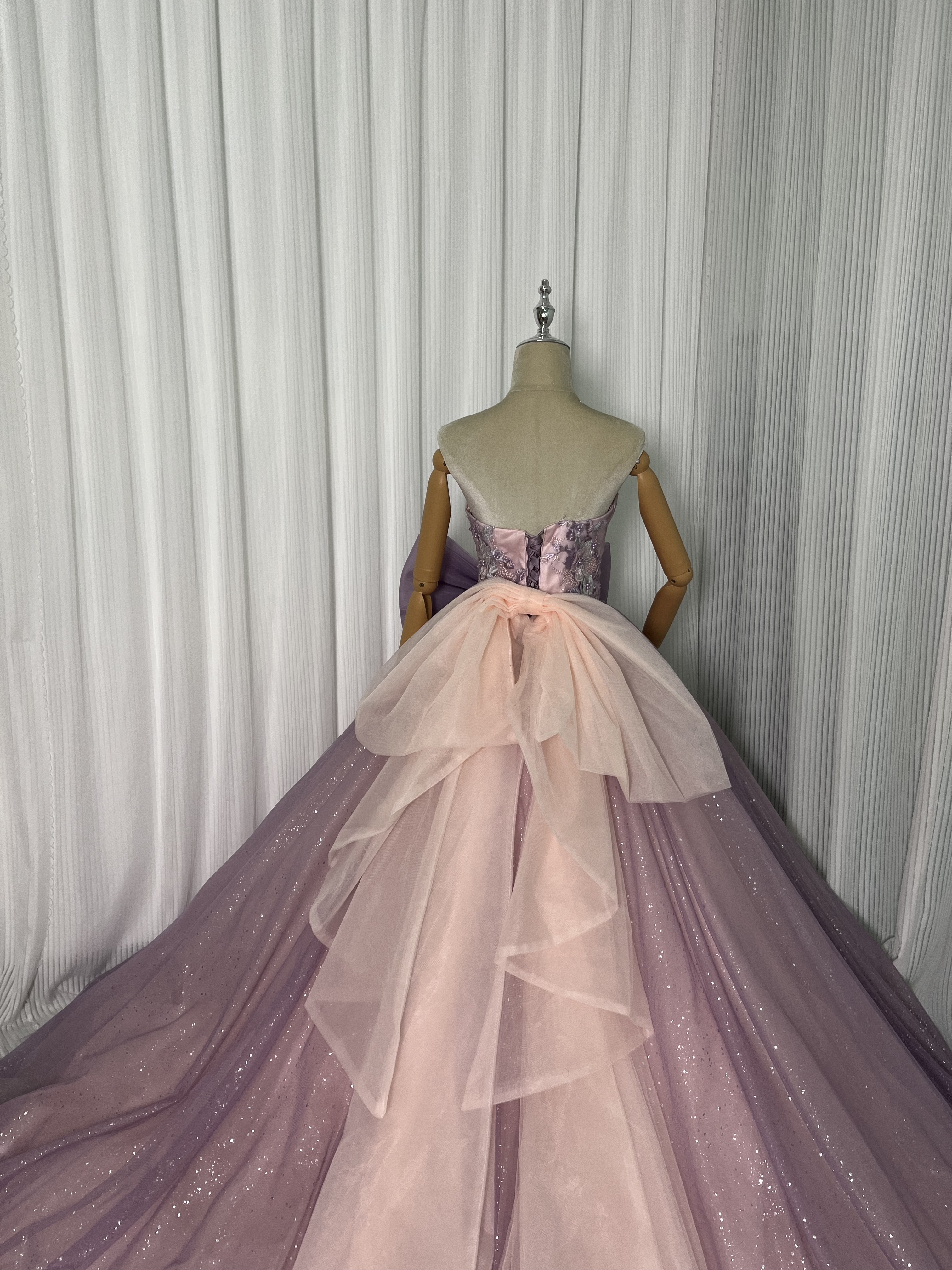 カラードレス パープル ベアトップ 3D立体レース刺繍 編み上げ 豪華なバックリボン キラキラチュール 派手な 花嫁