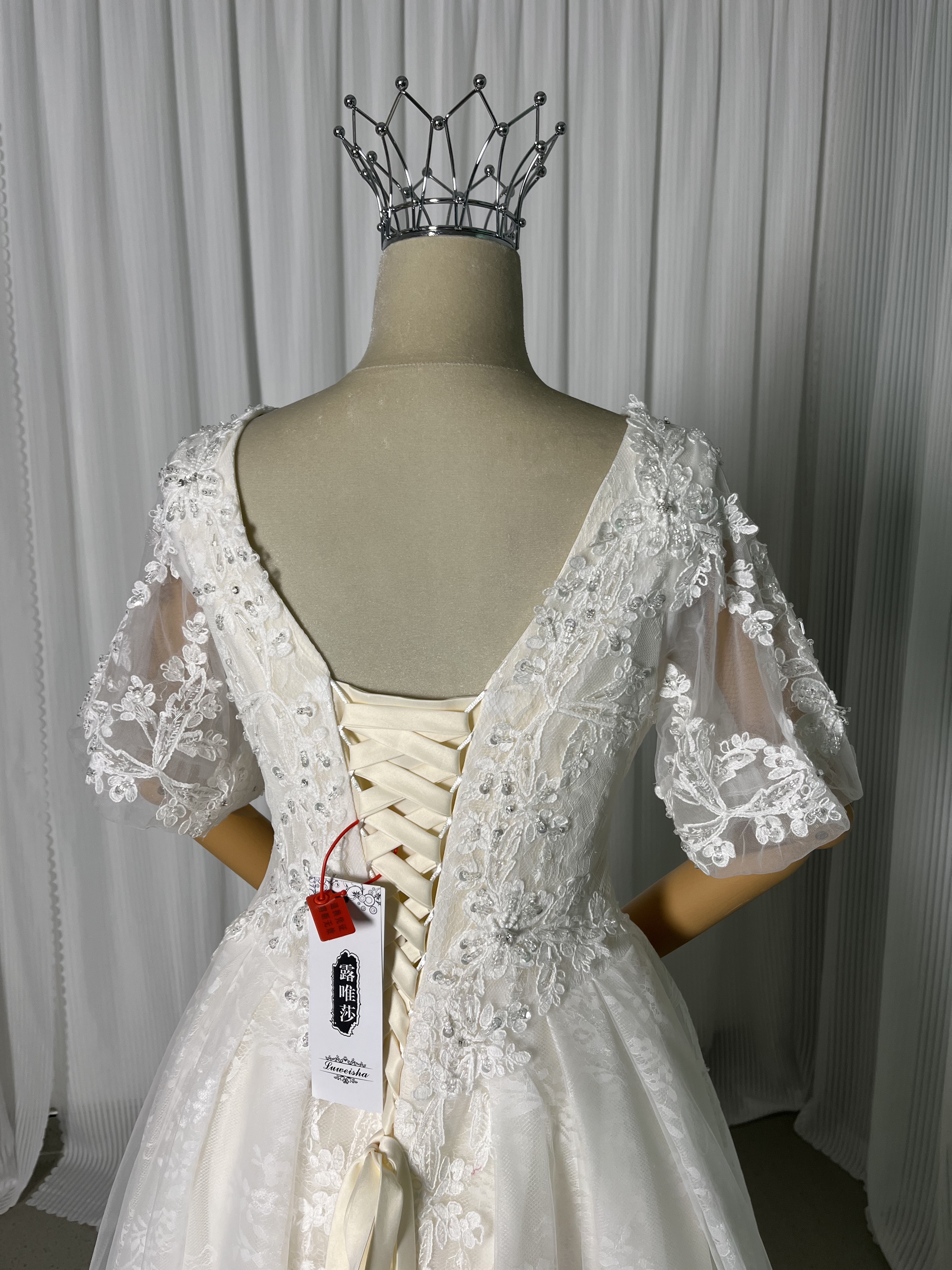 ウェディングドレス Vネック ロング キラキラ光る刺繍 編み上げ 可愛い 結婚式 前撮り