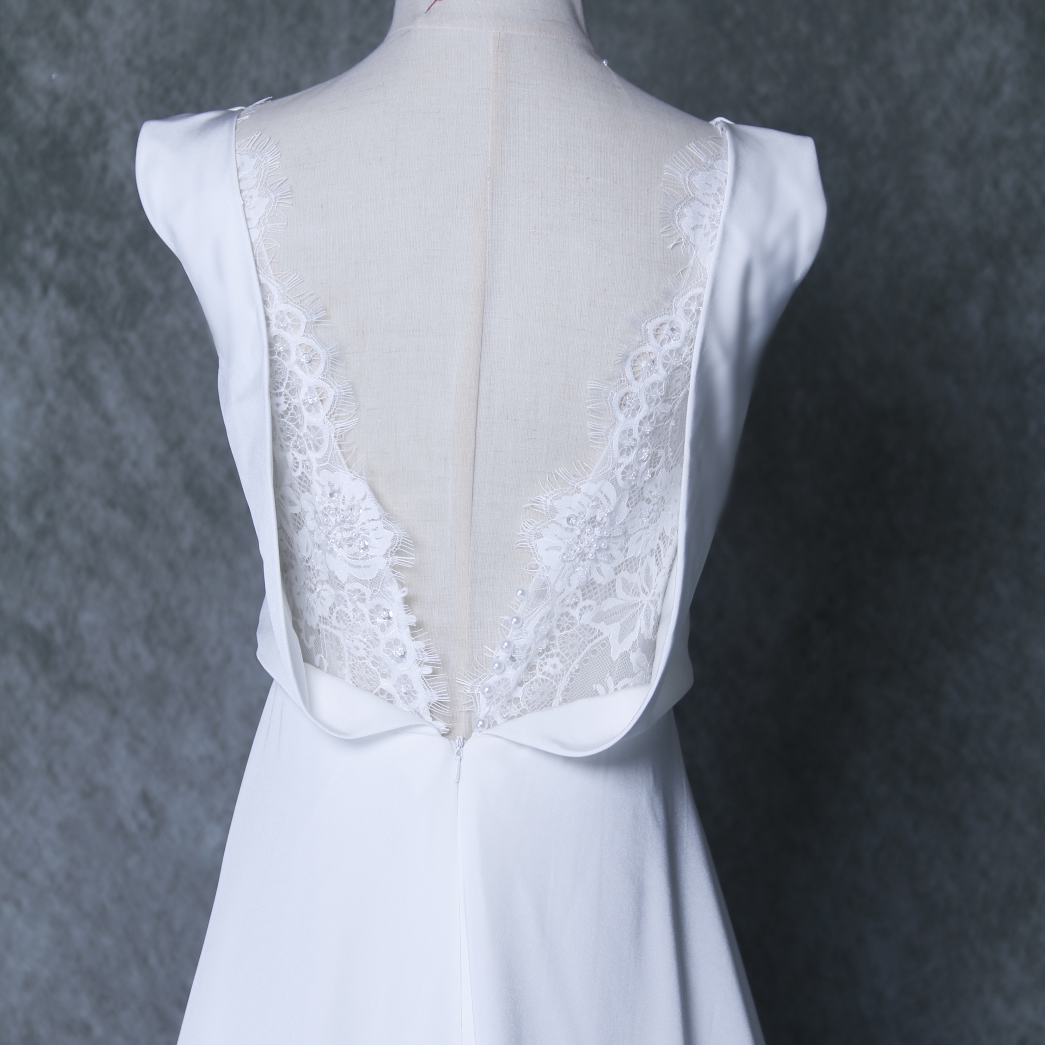 エレガント パーティードレス Vネック オフホワイト 美しいバックレース トレーン 二次会/前撮り