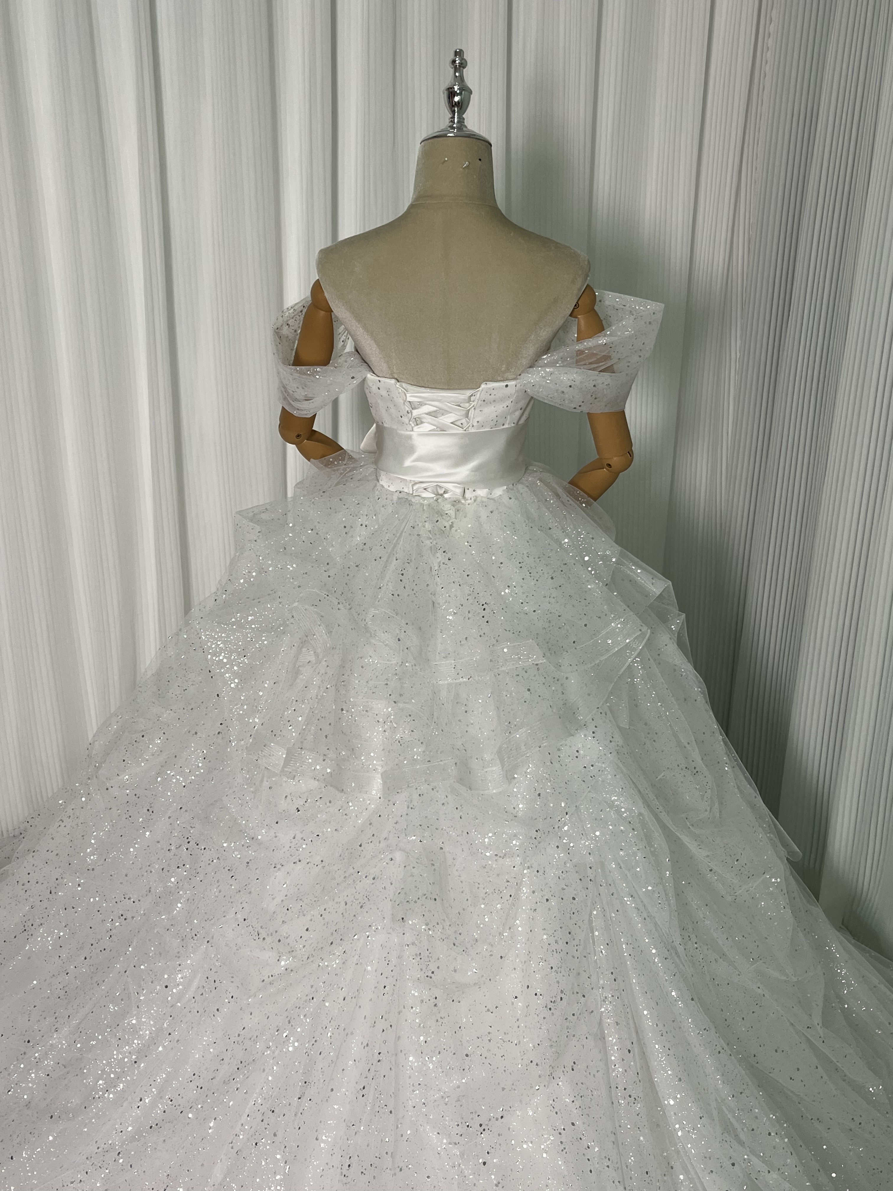 美品！ウェディングドレス オフショルダー キラキラグリッターチュール サッシュベルト ラッフルフリル 結婚式