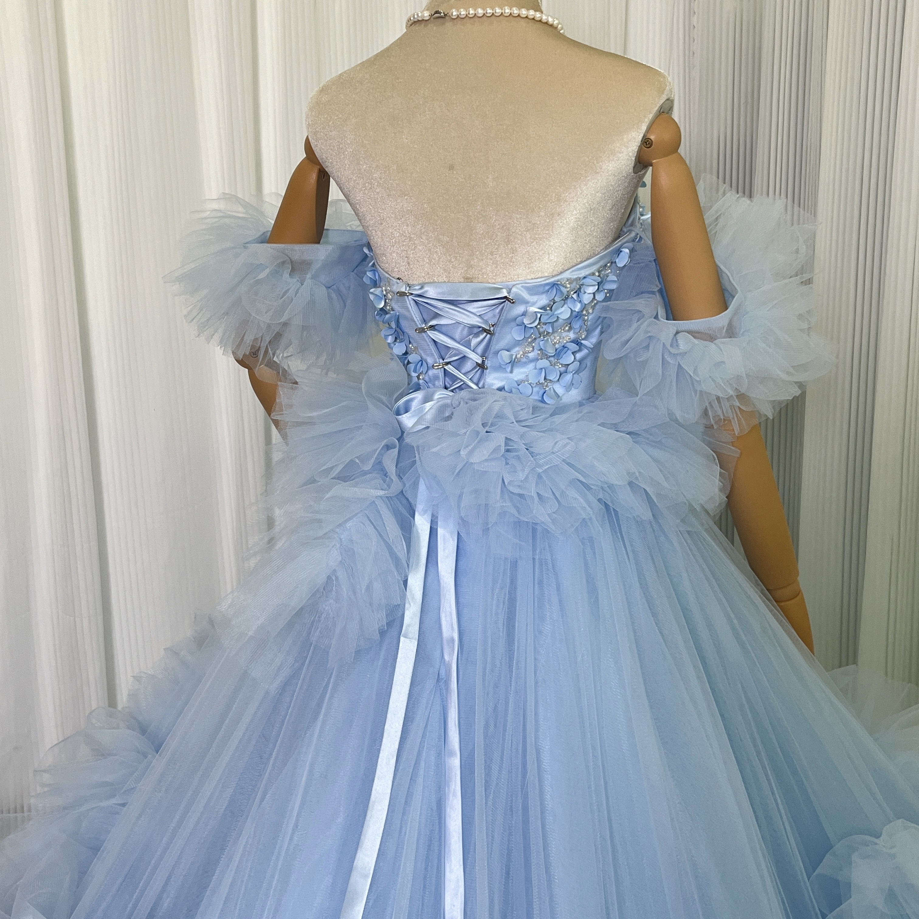 豪華！カラードレス ブルー ベアトップ フリル袖 キラキラスパンコール 花モチーフ ラッフルフリル 編み上げ 前撮り