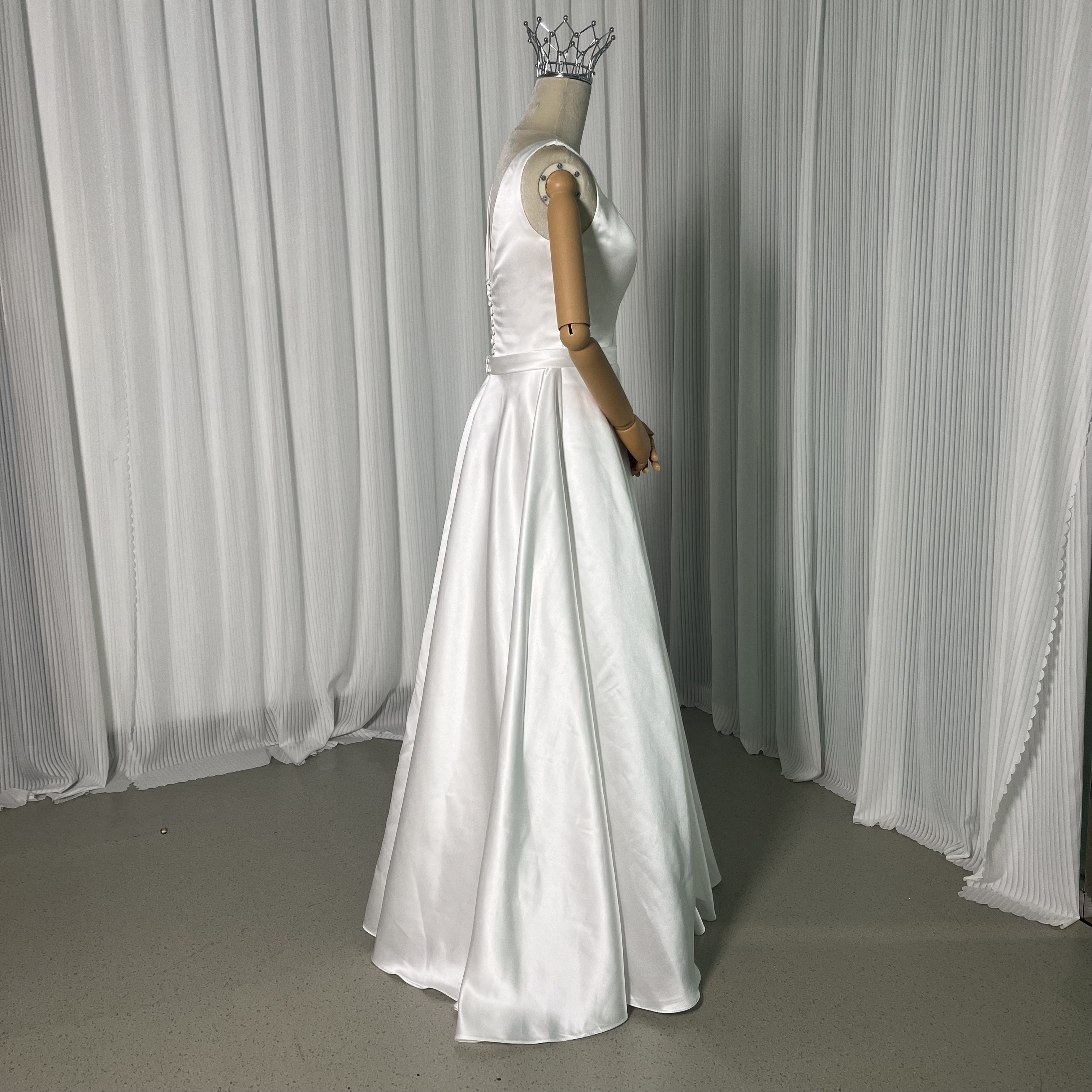 パーティードレス ノースリーブ 背中見せ スレンダーライン 色直し くるみボタン 結婚式/二次会