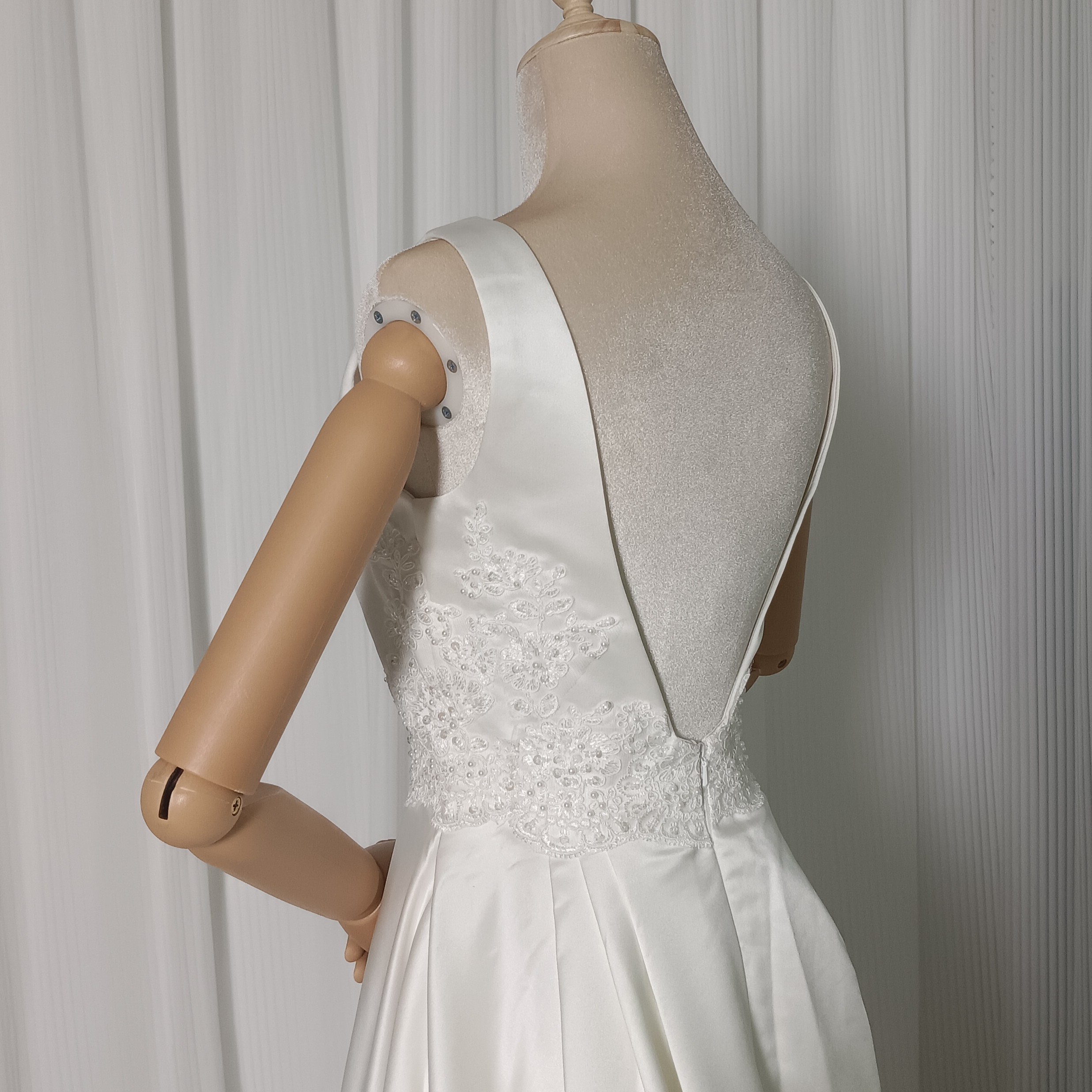 フランス風 ウエディングドレス ノースリーブ 繊細レース パール 背中見せ ロングトレーン 披露宴/結婚式