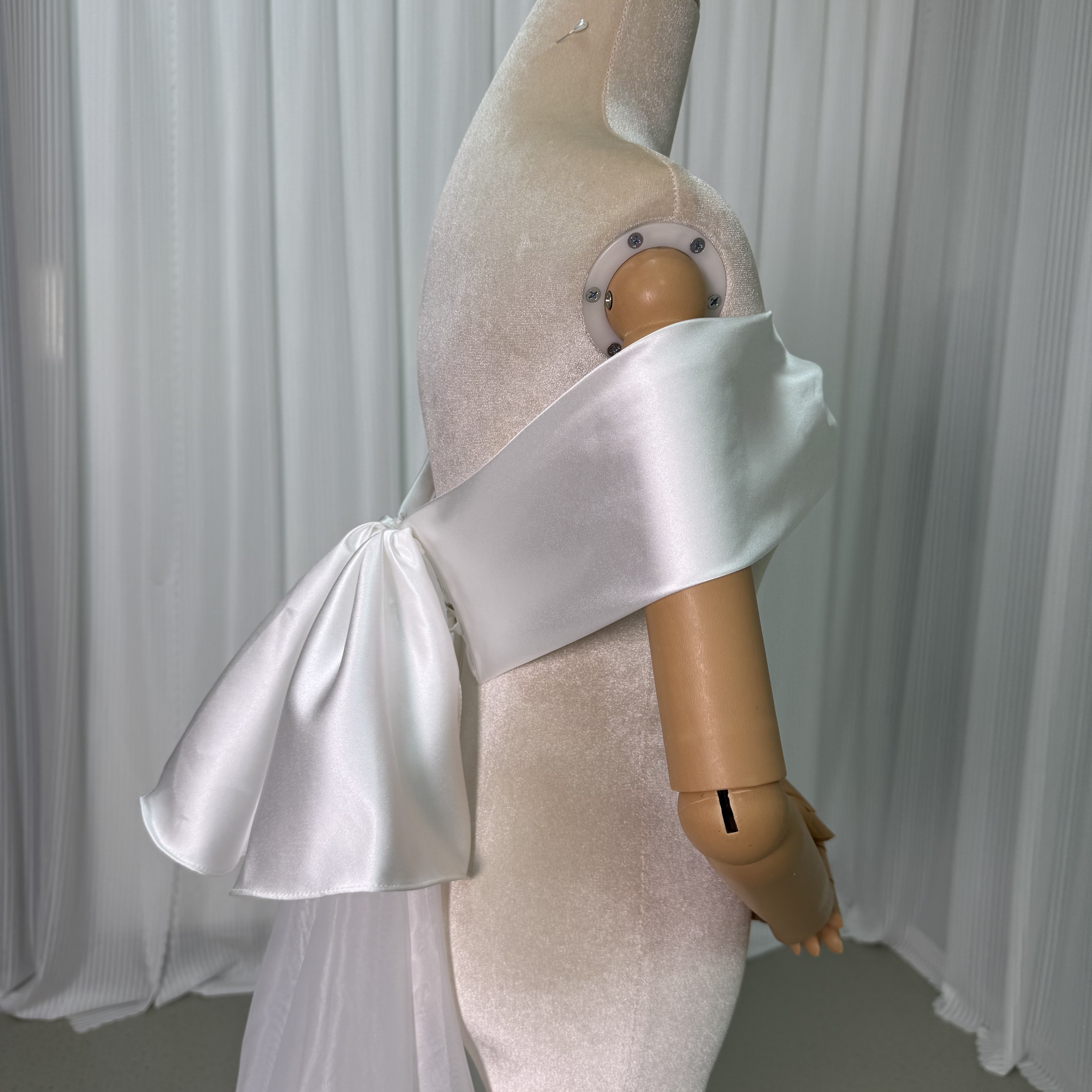 取り外しオフショルダー 光沢サテン オーガンジー ラッフルフリル 花嫁/ウェディングドレス
