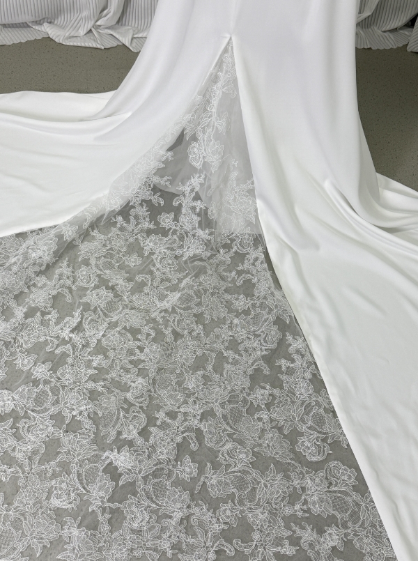 フランス風 ウェディングドレス ベアトップ 細見えシルエット 華やかなトレーン 流れる透け花レース 結婚式