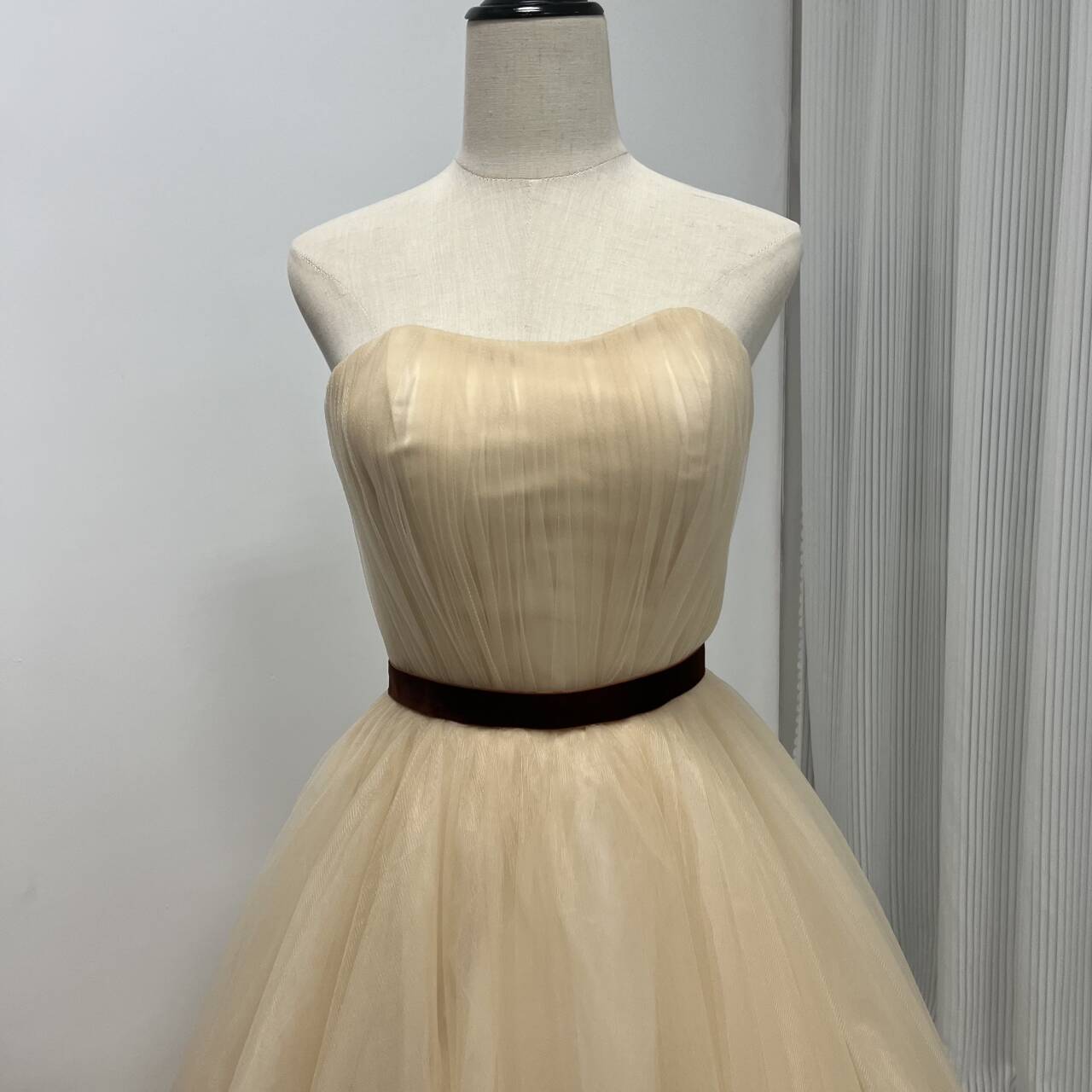 人気上昇！カラードレス 薄シャンパンの色 ソフトチュール オフショルダー サッシュベルト 背中見せ クラシカル
