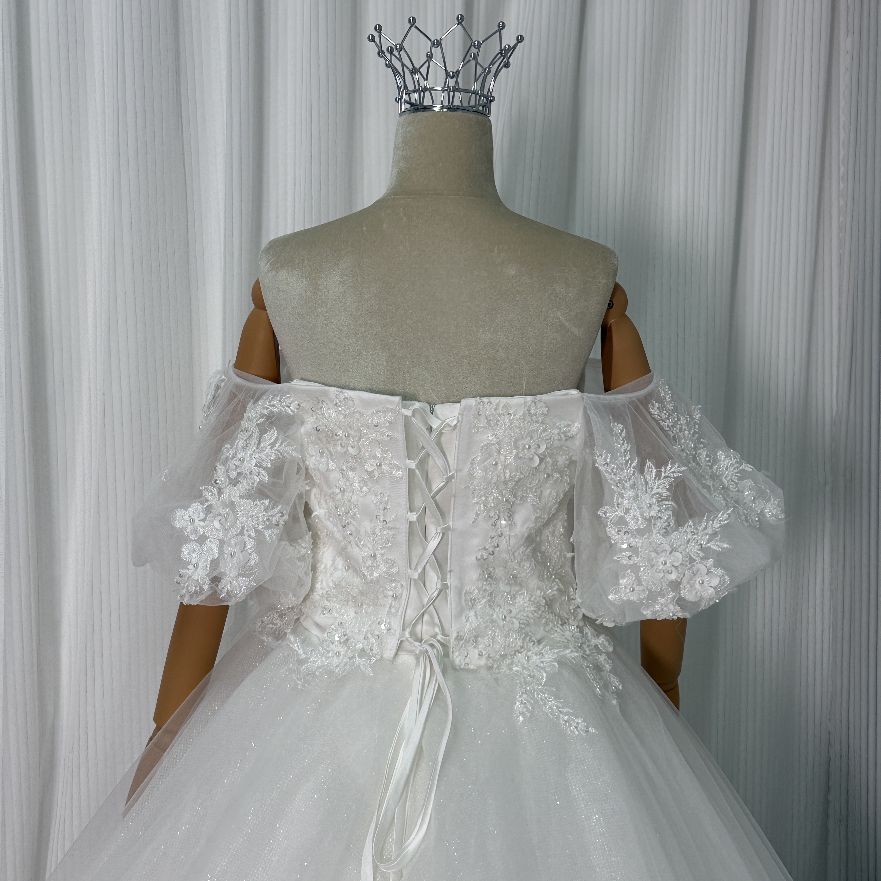 ウエディングドレス ベアトップ 上品花レース キラキラスパンコール パフスリーブ ロングトレーン 結婚式