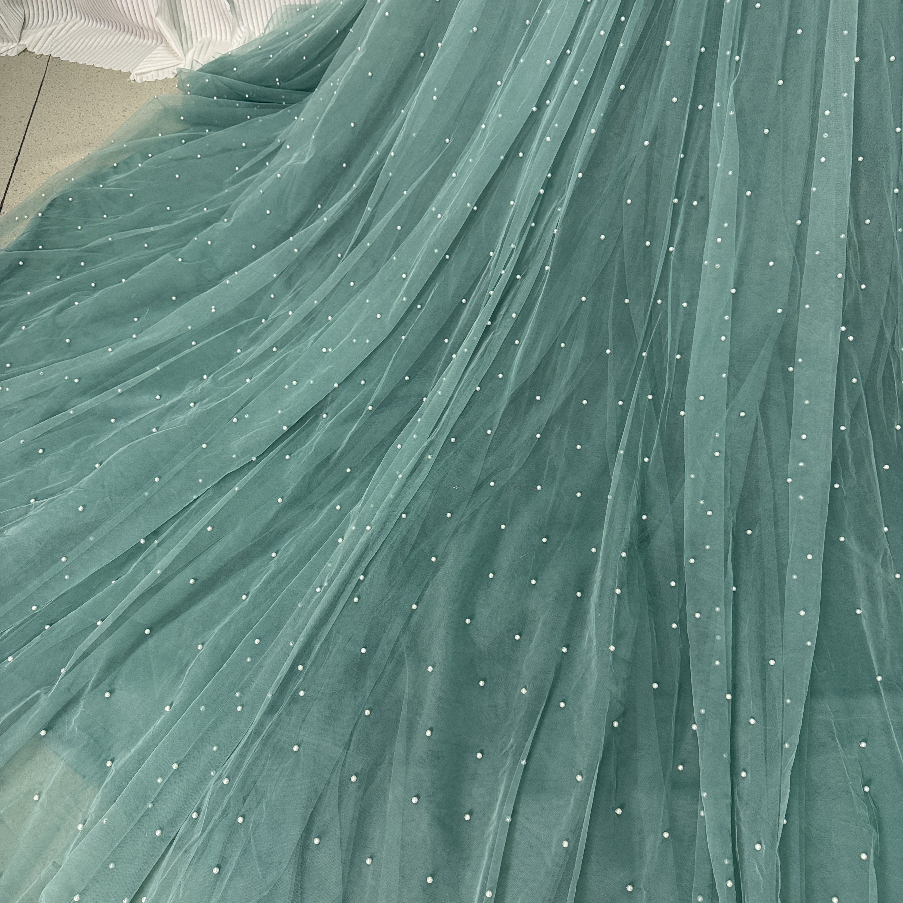 ミントグリーン カラードレス ベアトップ 取り外しふんわりバックリボン パール チュールスカート 披露宴