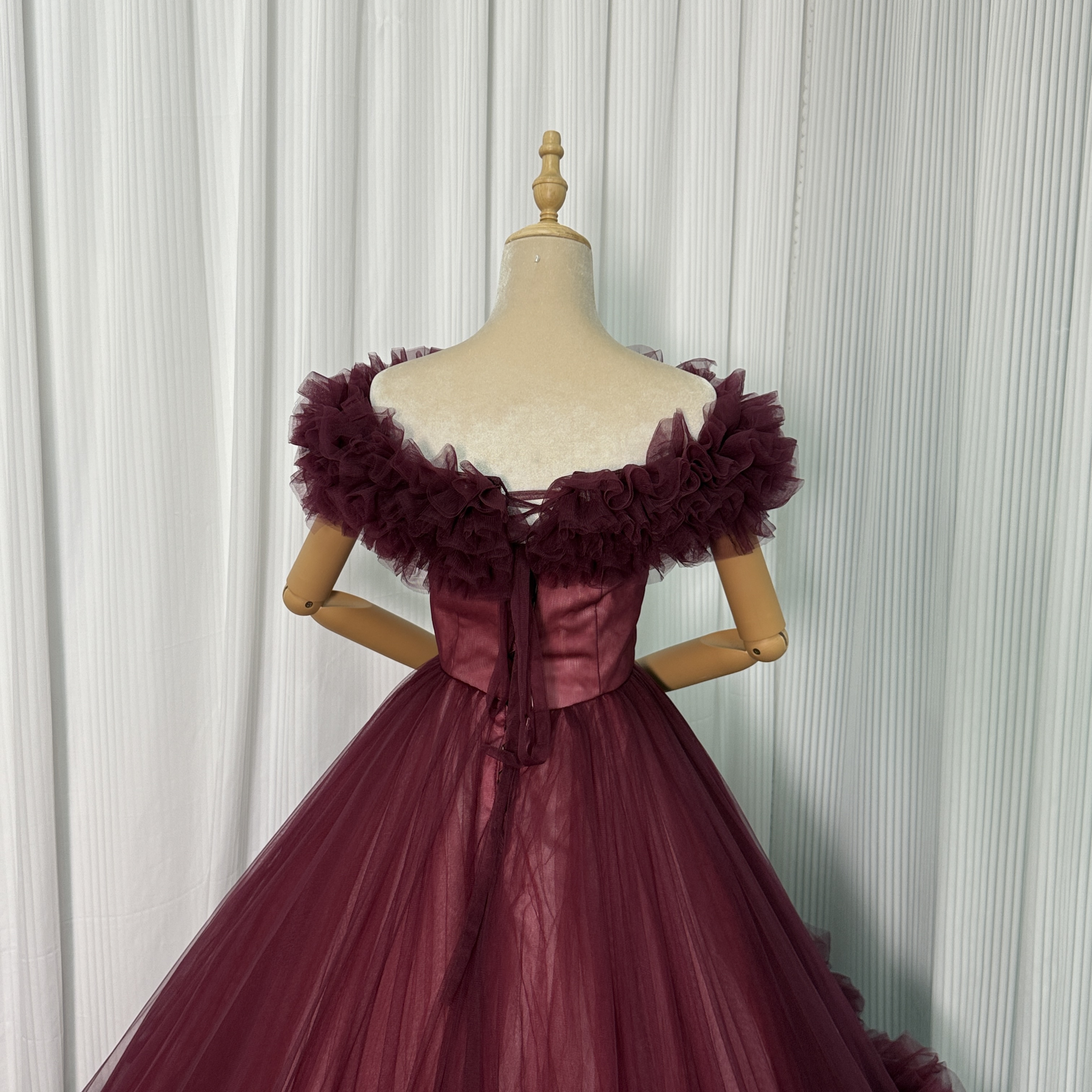 人気上昇！カラードレス ボルドー色 取り外しオフショルダー ラッフルフリル 華やかなトレーン 前撮り