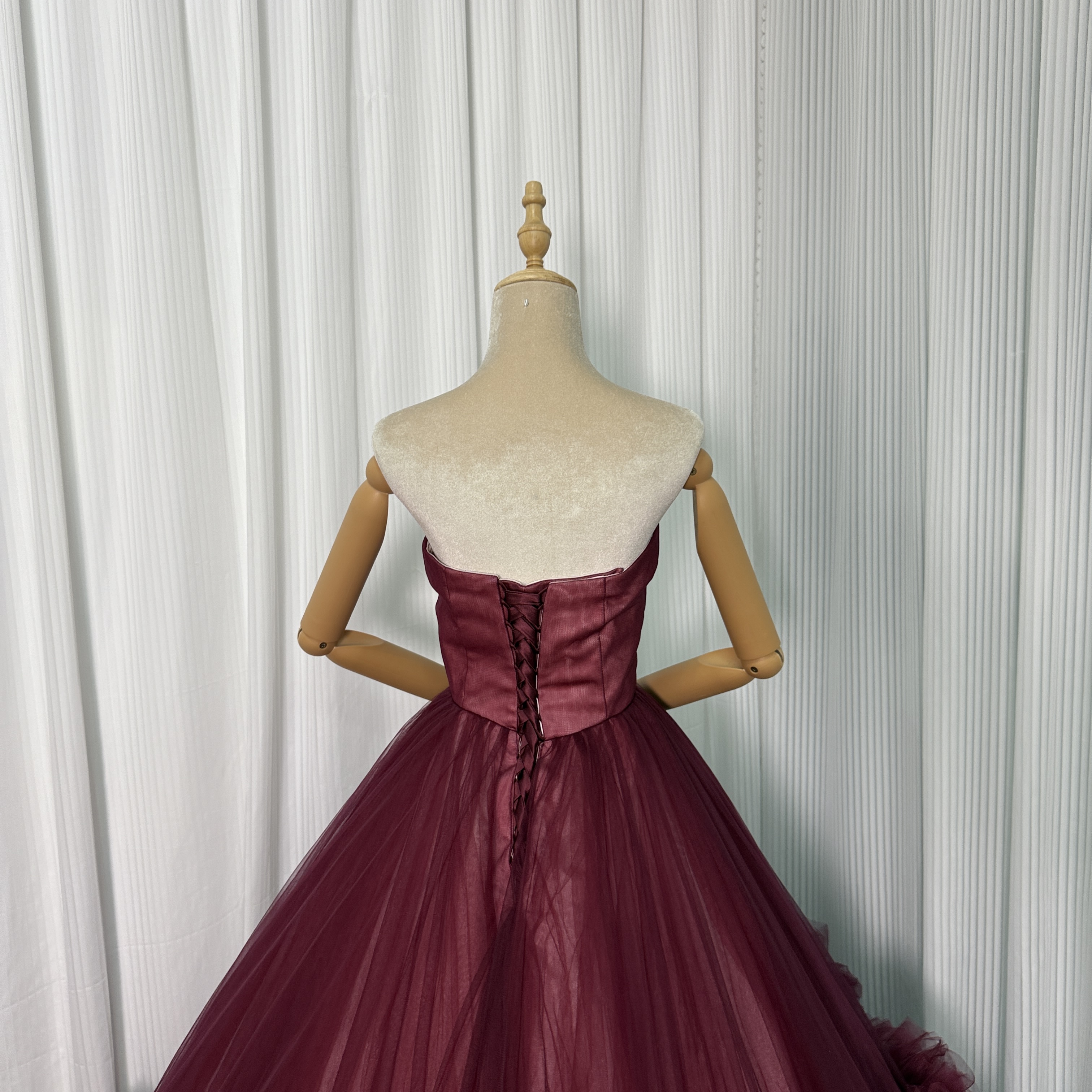 人気上昇！カラードレス ボルドー色 ベアトップ ラッフルフリル 華やかなトレーン 前撮り