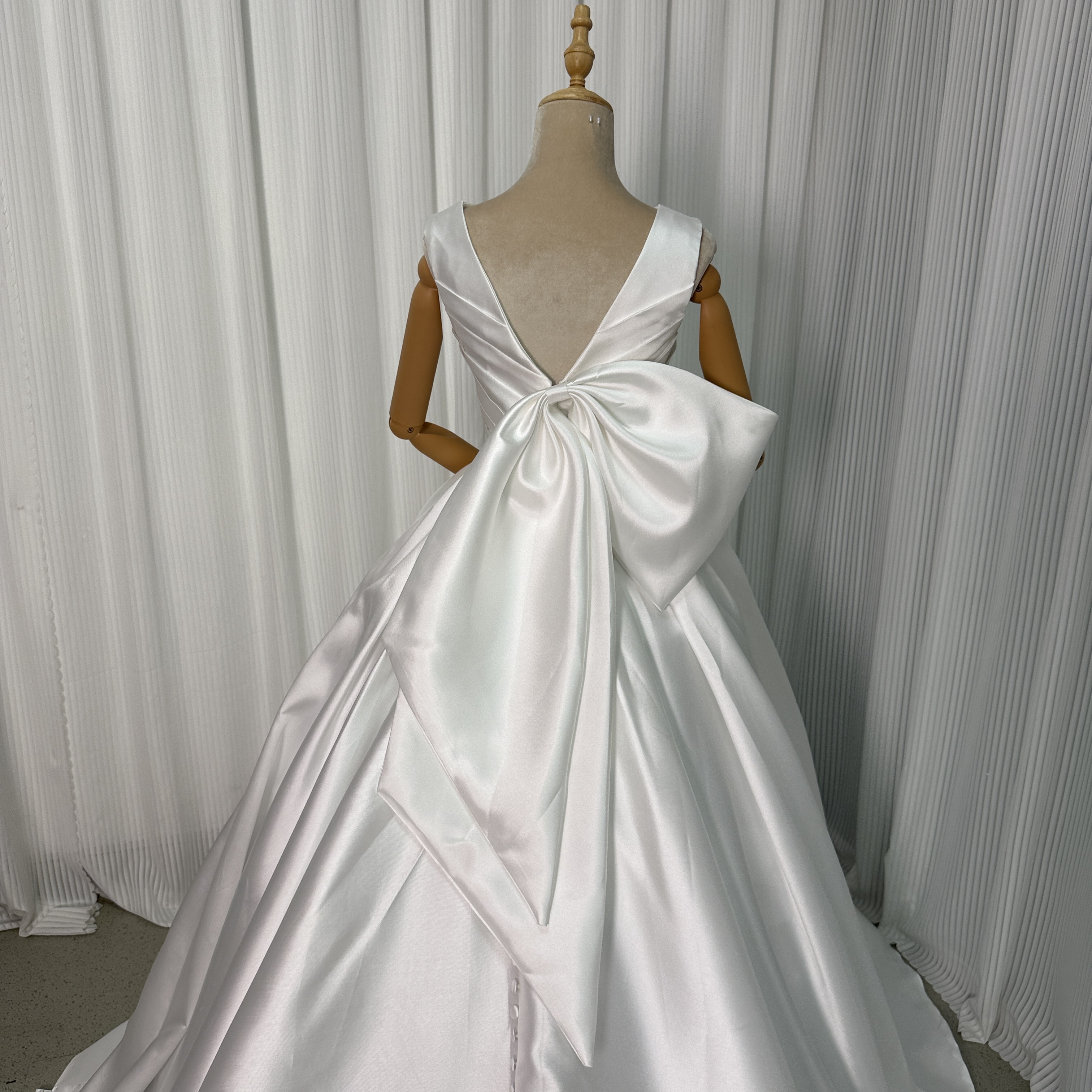 ウェディングドレス ミカドサテン オフホワイト Vネック ふっくら柔らかなバックリボン 結婚式
