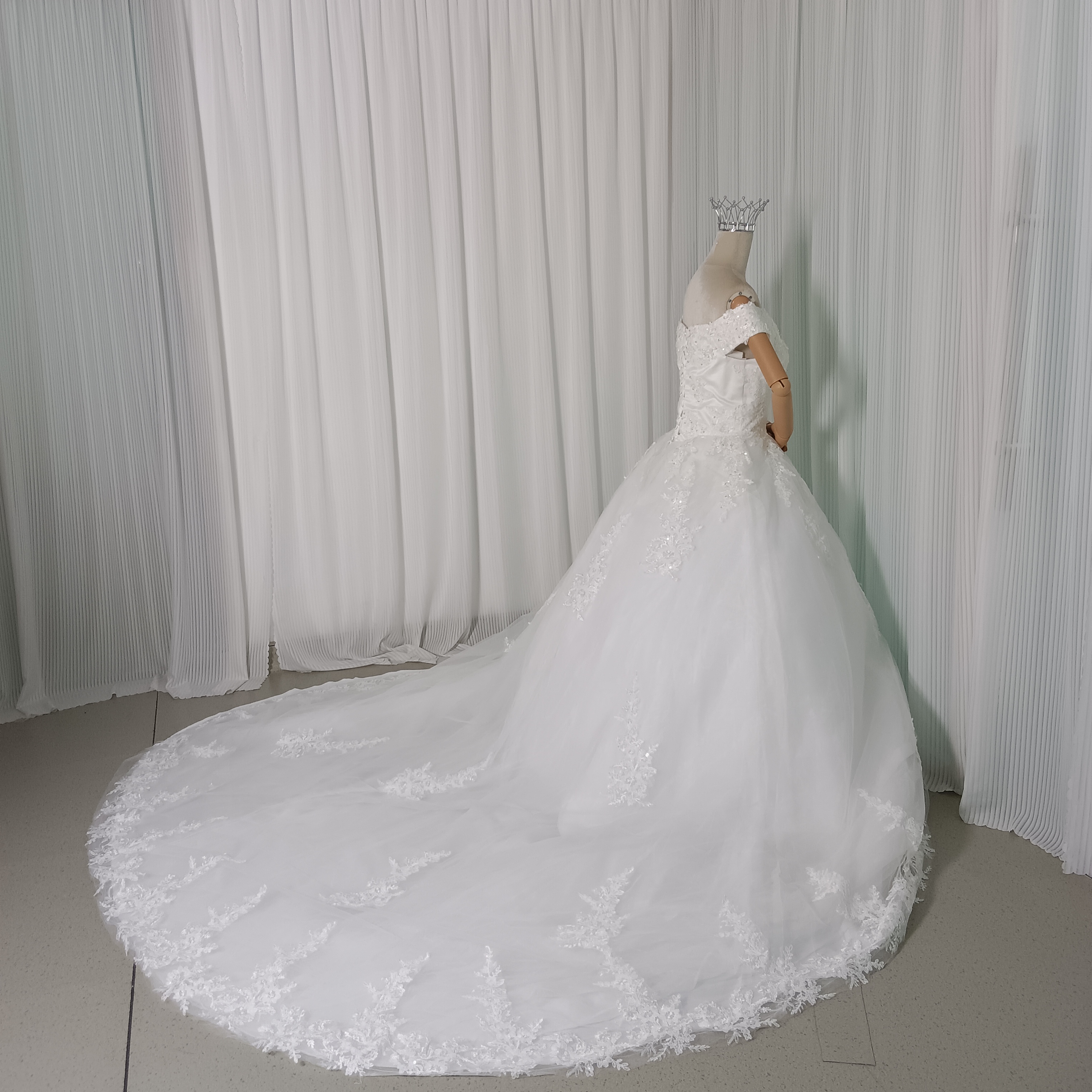 ウエディングドレス オフショルダー キラキラ光る刺繍 裾に繊細レースをあしらった 結婚式 華やかなトレーン
