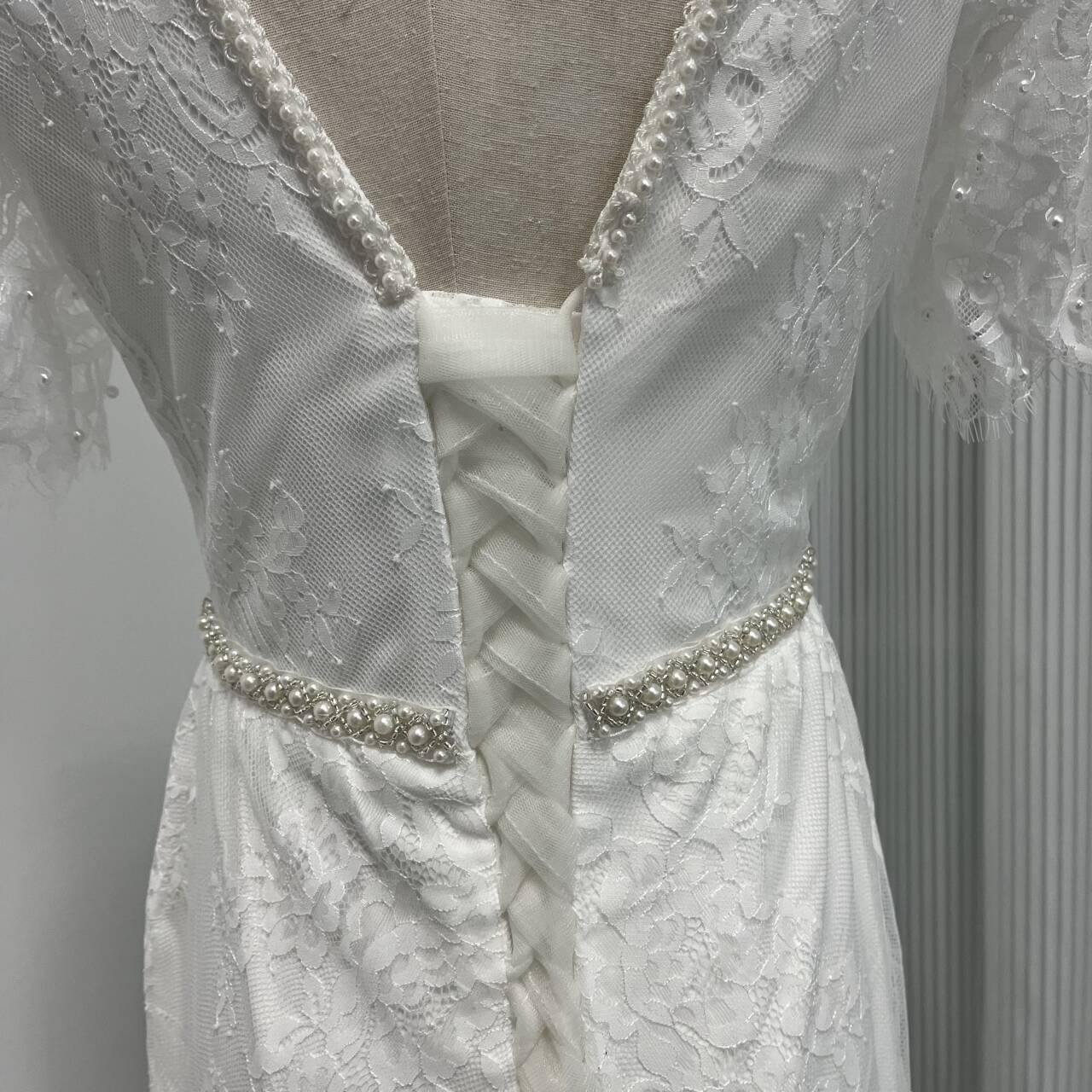 大人気上昇！ホワイト ウエディングドレス Vネック 贅沢な総レース パール マーメイドライン 前撮り