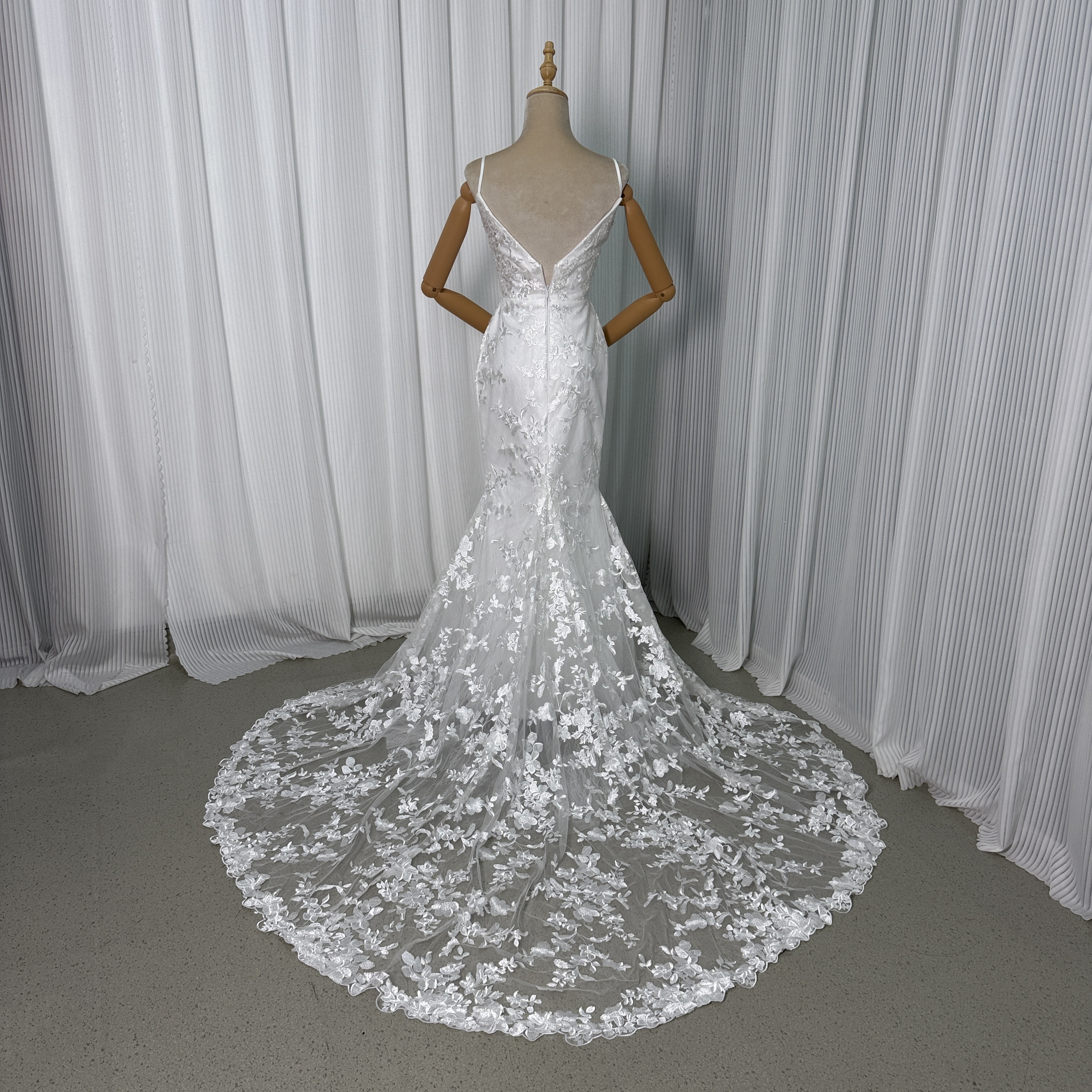 ウェディングドレス 贅沢な小花総レース キャミソール Vネック マーメイドライン 華やかなトレーン 披露宴
