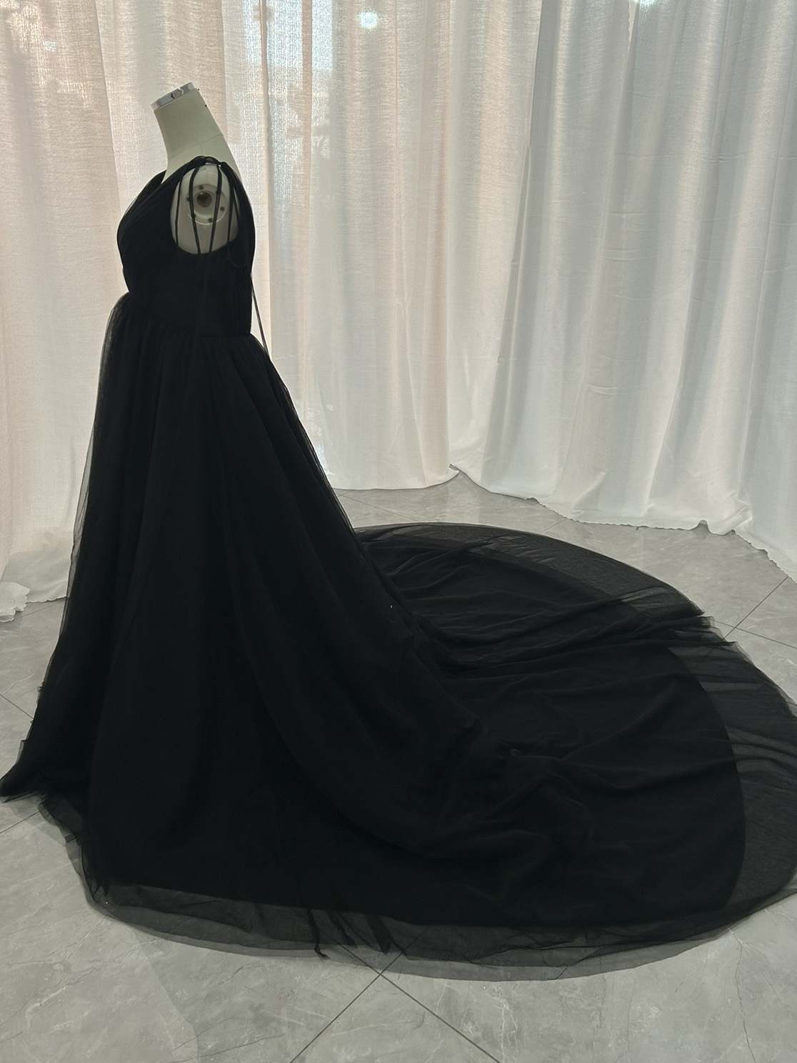 実例写真！パーティードレス ブラック キャミソール Vネック チュールスカート スレンダーライン 前撮り