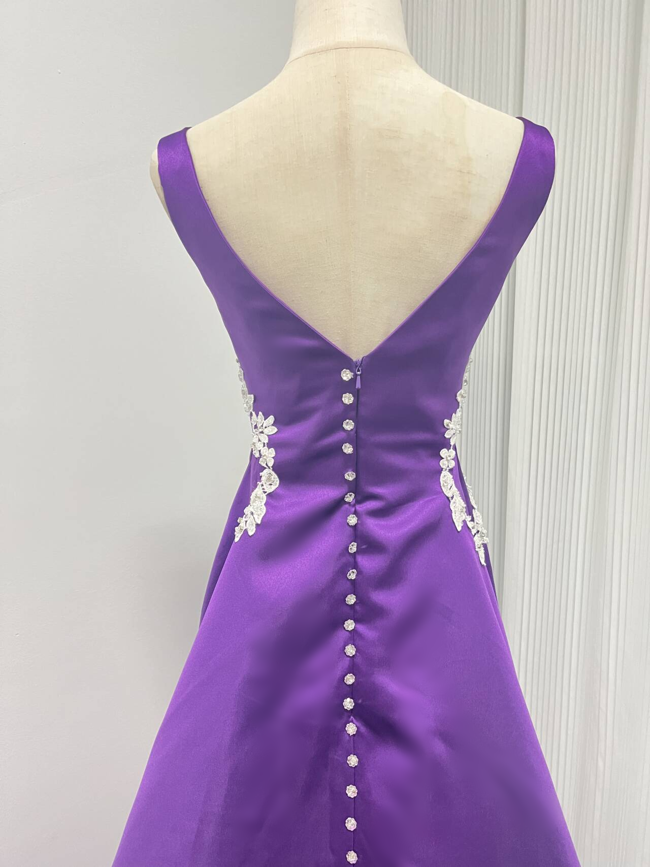 マーメイドライン　サテン　ボートネック　パープル 背中見せ 繊細レース ウエディングドレス