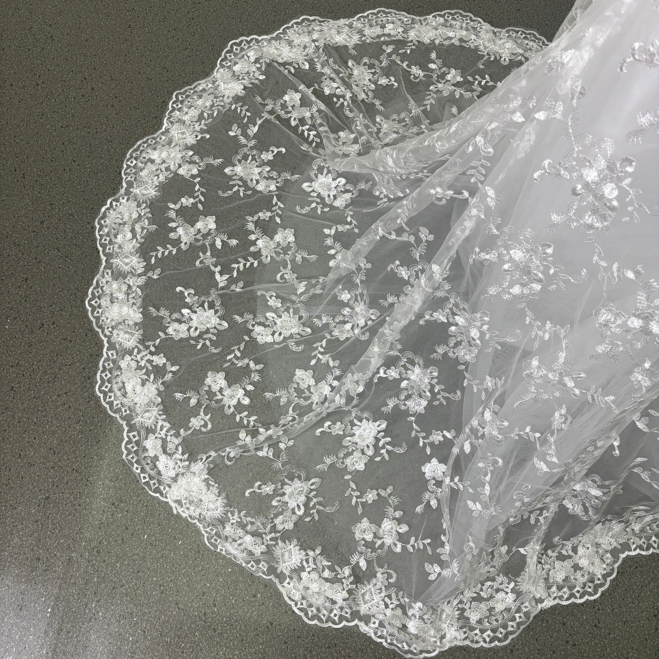 ウェディングドレス 姫袖 オフショルダー 贅沢な総レース 優雅なシルエット ファスナー 結婚式/披露宴