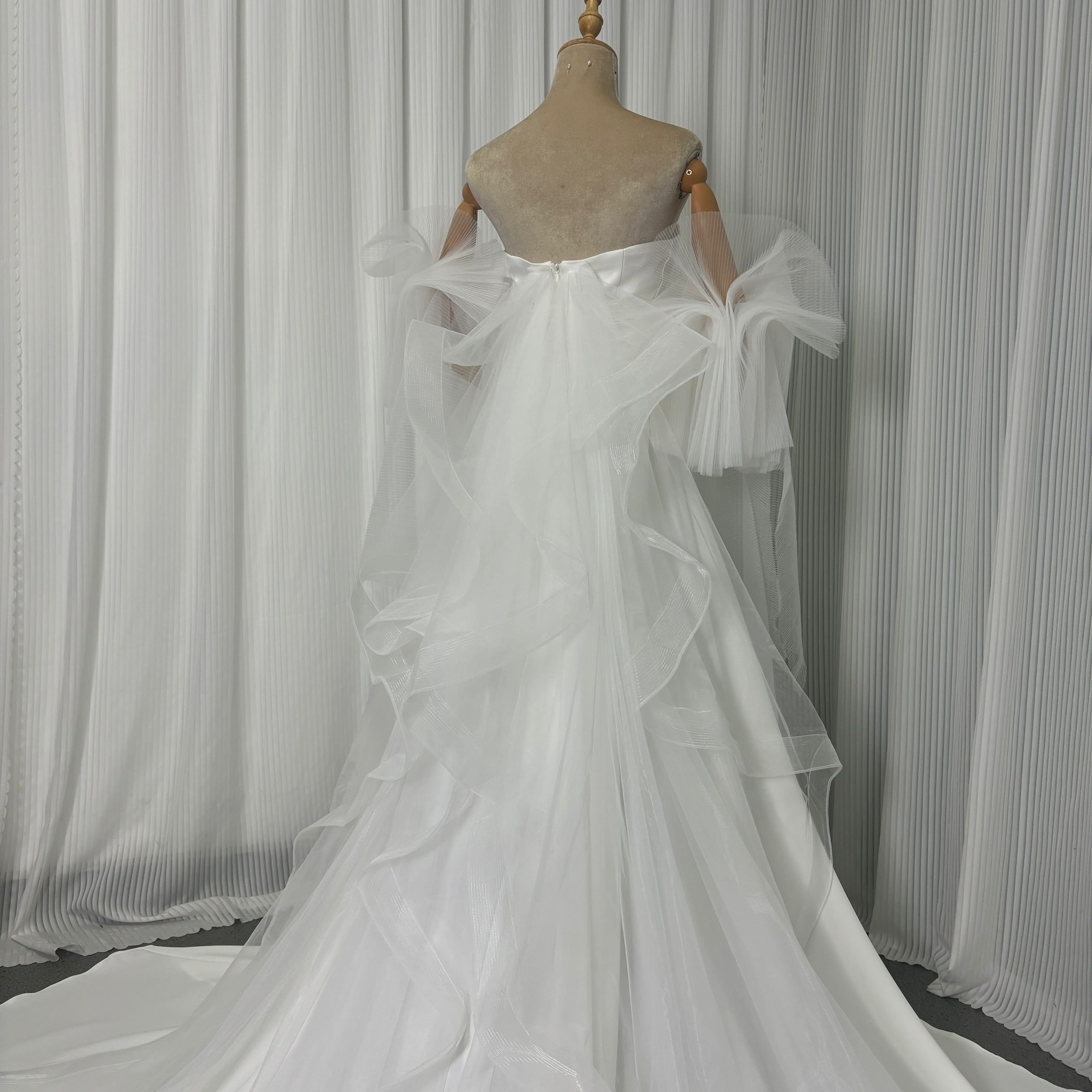 実例写真！ウエディングドレス　取り外しチュールフリル付け袖　トレーン　ベアトップ　前撮り　結婚式