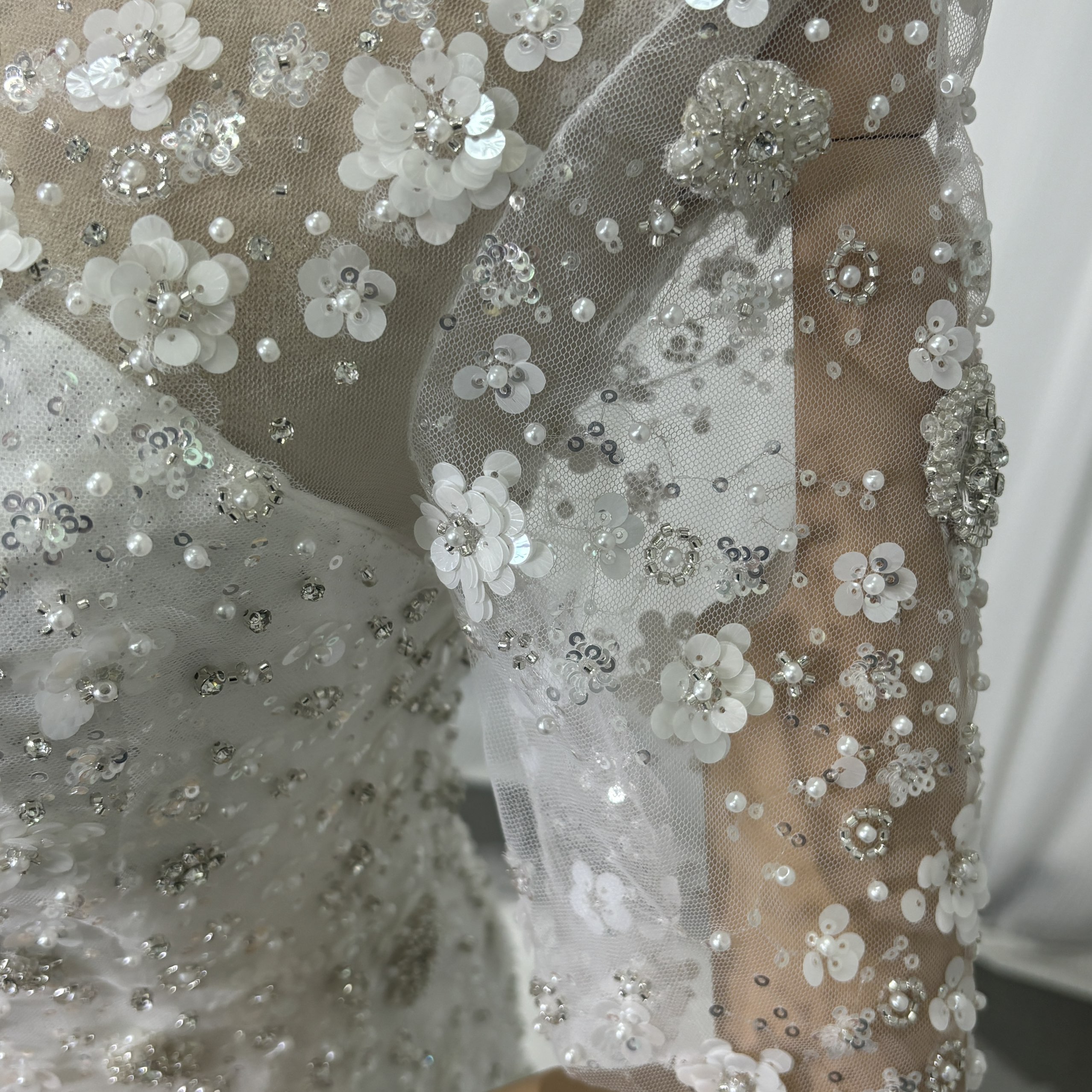 ウエディングドレス 3D立体レース刺繍 半袖 キラキラグリッターチュール マーメイドライン くるみボタン 結婚式